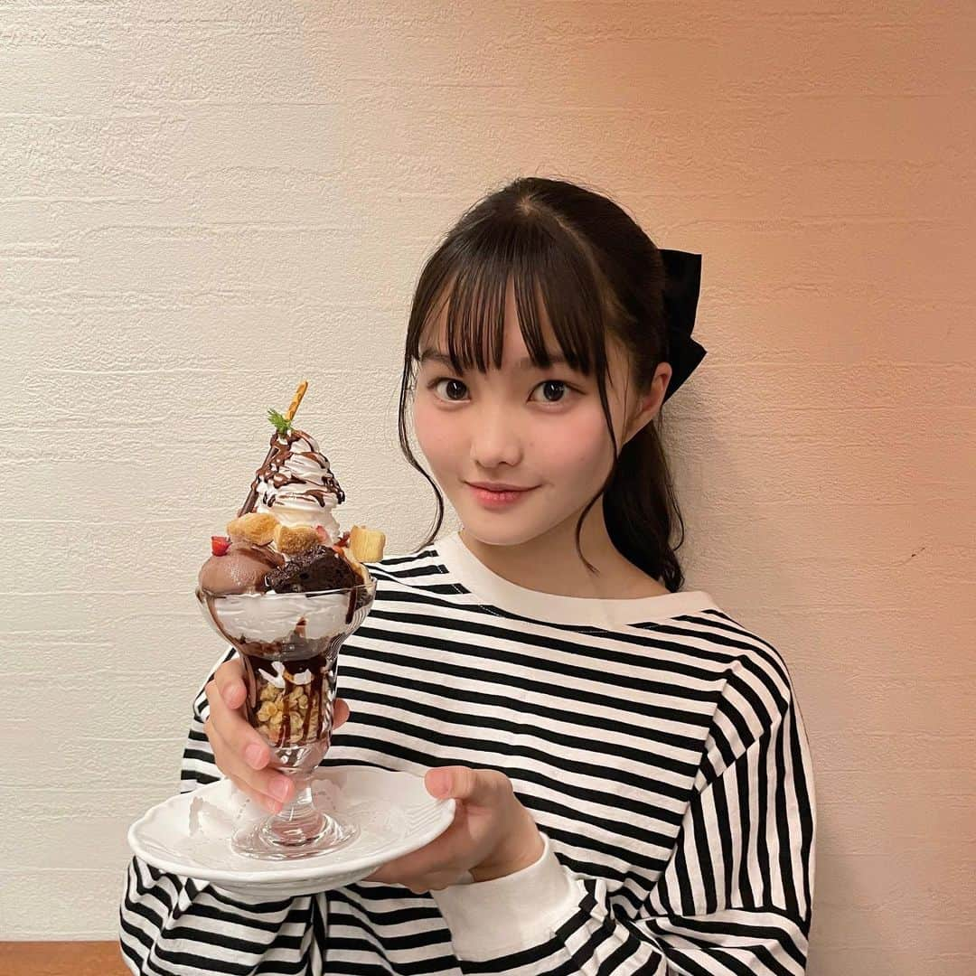 荻山こころのインスタグラム：「パフェ食べたー！！放課後でぼさぼさ🤷‍♀️ めっちゃ大きくて美味しかった〜！ （持ち方汚いけど許してに^^;）  #jkブランド  #jk  #jkの素敵な思い出  #jk2  #sjk  #パフェ  #チョコパフェ」