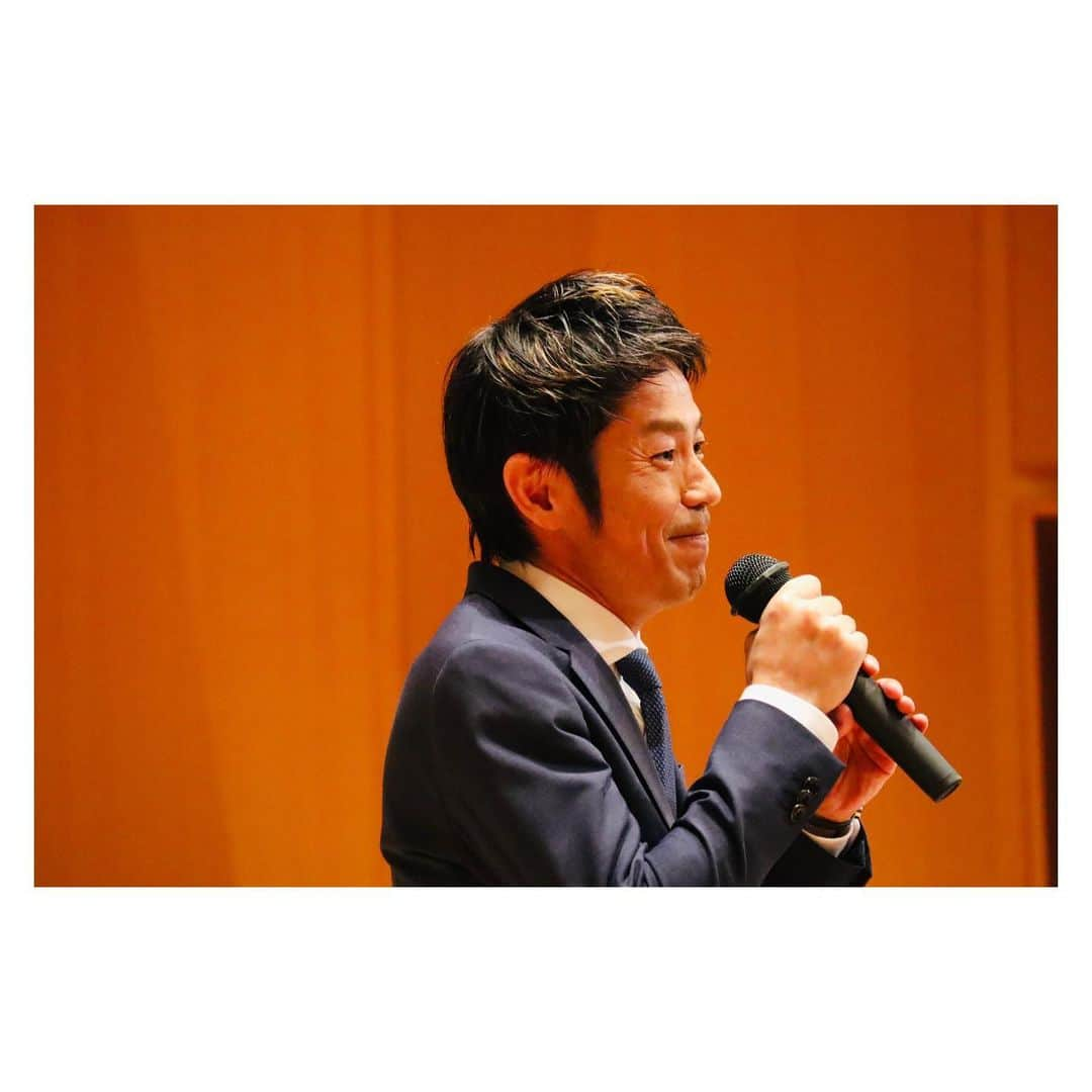 清水健のインスタグラム：「. 講演会 講師／2023年5月20日 #清水健講演会 #大和高田市男女共同参画推進  講演会中の皆様の表情、講演会後のお言葉、  こんなにも人は温かく優しく多くをかかえ、 今という時間をそれぞれに踏ん張っている。  大和高田市 令和5年度 ハートアップフォーラム 講演会 講師を務めさせていただきました。  #伝える #言葉の力 #大丈夫 #感謝  #みんなと一緒に #ひとりじゃない   人を思いやり、自分を大切にすること、 また男女共同参画への意識向上を目的に、  大和高田市では、年に一回、 フォーラムが開催されており、  「ヒートハートたかだ」 男女共同参画推進市民会議の愛称には、  温かい心で協力しあえる世の中にとの 大和高田市の願いが込められています。  講演会前には、市民の皆様がご応募された、 男女共同参画をテーマにした標語の発表も。  「思いやり そっと手渡すバトンの輪」 「まだまだ続く人生に 自分らしさを」  素敵な言葉が数多く会場に響きました。  講演会には、大和高田市文化会館に、 満員の市民の皆様がお申し込みいただき、  皆様にお会いできたことへの感謝の中、 全心で舞台に立たせていただきました。  「誰かのために」は「自分のために」 そのために、今を大切に、今をわかりあう、  お越しくださった皆様とそれぞれに、 自分自身・家族の「今」を考え思い、  それぞれの人生・生活がある中でも、 会場にいる皆様のことをも考え思い、  そして、地域の皆様のことをも考え思う、  皆様が「それぞれ」に、ほんの少しでも、 そんなお時間であったら嬉しく思います。  うまくいかなときもいっぱいです。 全然ダメだと思うときもいっぱいです。  でも、そんなときに、ひとりじゃない、 家族で、仲間で、地域で、みんなを守る、  フォーラムのはじめにご挨拶があった、  誰もが共にいきいきと暮らせる 男女共同参画の大和高田市のまちづくり、  そんな温かい街を心から願っています。  ご参加くださいました皆様、 大和高田市男女共同参画推進係の皆様、  ヒート ハート たかだの皆様、 全ての皆様に感謝申し上げます。  ありがとうございました。  ■ 清水健／講演会・司会・出演 等 → プロフィールのURLから ご依頼は清水健オフィシャルサイトまで  #清水健 #アナウンサー #112日間のママ  #講演会 #司会 #出演 #多くのご依頼に感謝   -----＊-----＊-----＊-----＊-----  #男女共同参画 #講演会講師 #2023年5月20日  #誰かのためには自分のため #人の温かさ #思いあう   #シングルファザー #シミケン #堺市出身   -----＊-----＊-----＊-----＊-----  大切な人への贈り物、ギフトにおすすめ！  ■ 飛騨牛ギフト → @hidagyu.japan  清水健 20年来の親友との「贈り物」サイト」