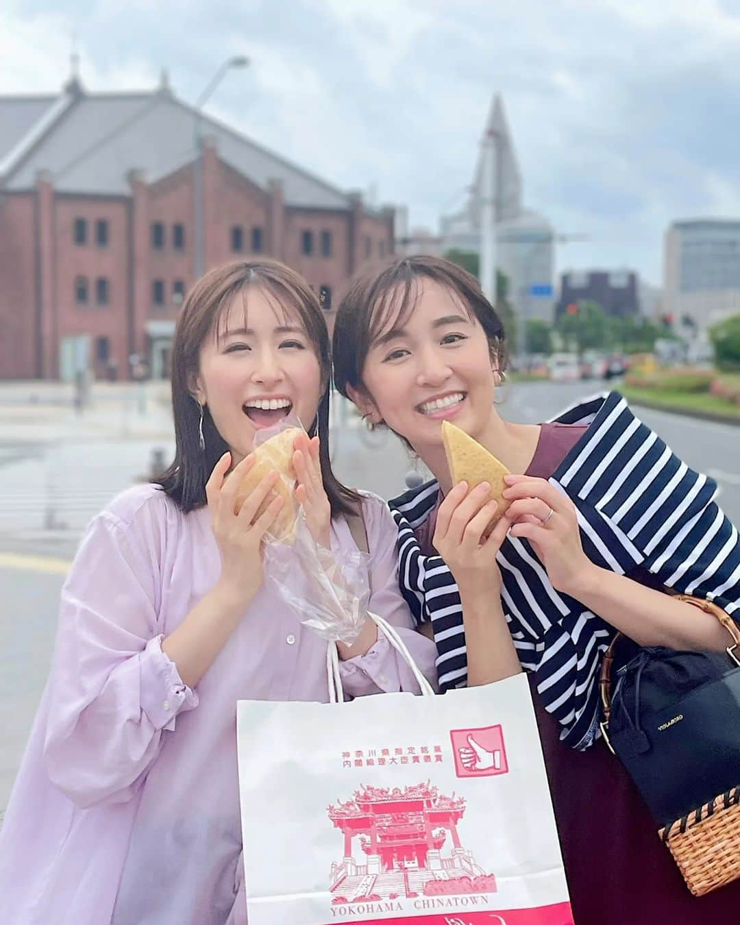 小野恵美さんのインスタグラム写真 - (小野恵美Instagram)「くるみちゃん🩷 @kurumipan17  とLEE @magazinelee の撮影に参加してきました✨  場所はどこだかわかりますか？ 私がラジオDJでお世話になった思い出の場所🚢🎡⚓  詳細は、発売されましたらお伝えいたします✨  いつか一緒に撮影できたらいいね…👭と話していた同期のくるみちゃんと✨ 本当に楽しかったな〜💖 ふたりとも素の表情してますね🤭  皆様ありがとうございました🩷  #magazineLEE #LEEキャラクター #読者モデル #撮影 #オフショット」5月20日 20時58分 - onoemi_official