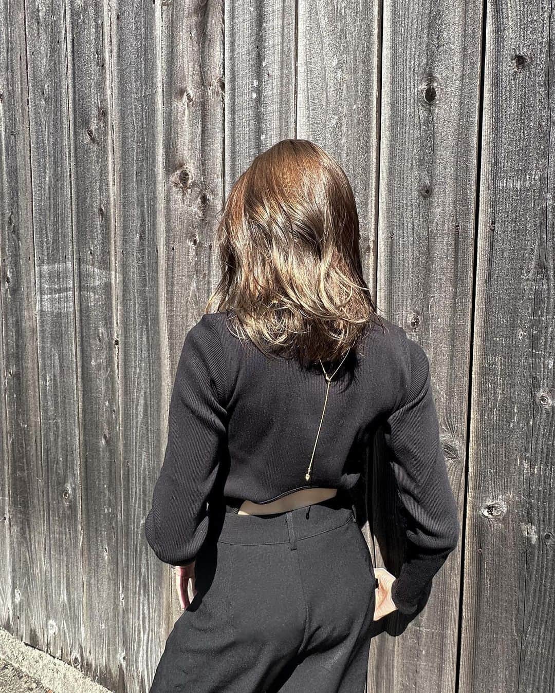 志田友美（ゆうみん）のインスタグラム：「髪が盛れた日😇 全身ブラック珍しいから撮ってみた🖤  身につけてるアクセは全部 @cene_316l   安くて安定にかわいい☺️  　 #cene #金アレ対応 #セネ #金属アレルギー対応」