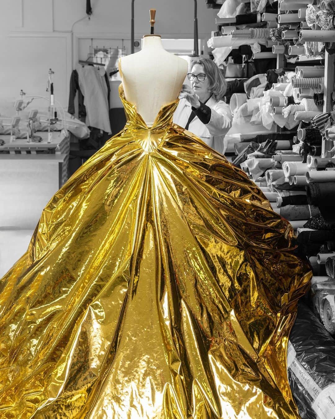 ヴィヴィアン・ウエストウッドさんのインスタグラム写真 - (ヴィヴィアン・ウエストウッドInstagram)「ウィンザー城で行われた戴冠式のコンサートでケイティ・ペリーが着用した、ゴールドのレザーレット製コルセットドレス。この日のためにロンドンのアトリエで特別に手作りされた、18世紀に着想を得たこのドレスはバロック様式の壮大さを醸し出しています。  @katyperry Photography by @robert_fairer  #Coronation #CoronationConcert #VivienneWestwood #ヴィヴィアンウエストウッド」5月20日 21時00分 - viviennewestwoodjapan