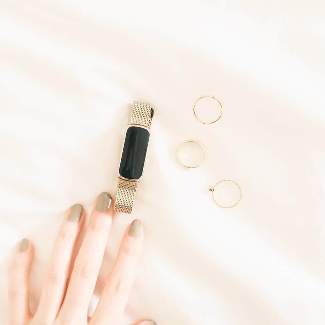 のインスタグラム：「@sayayuumachi さん、#FitbitLuxe ご愛用ありがとうございます🎉 Luxeはそのままでももちろんオシャレですが、ベルトを変えるとまるでアクセサリーのような雰囲気に✨ シーンに合わせて使い分けるのも楽しいですよね❗️ 皆さんもステキな写真が撮れたら #マイフィットビット で投稿してみてください。」