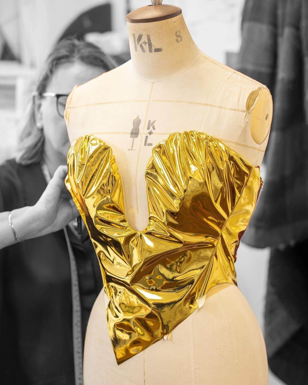 ヴィヴィアン・ウエストウッドさんのインスタグラム写真 - (ヴィヴィアン・ウエストウッドInstagram)「ウィンザー城で行われた戴冠式のコンサートでケイティ・ペリーが着用した、ゴールドのレザーレット製コルセットドレス。この日のためにロンドンのアトリエで特別に手作りされた、18世紀に着想を得たこのドレスはバロック様式の壮大さを醸し出しています。  @katyperry Photography by @robert_fairer  #Coronation #CoronationConcert #VivienneWestwood #ヴィヴィアンウエストウッド」5月20日 21時00分 - viviennewestwoodjapan