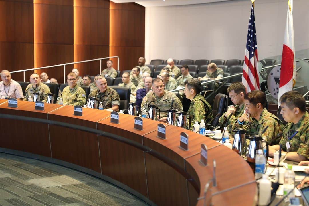 陸上自衛隊さんのインスタグラム写真 - (陸上自衛隊Instagram)「森下陸幕長は、５月２０日（土）、ハワイで日米シニア・リーダーズ・セミナーを実施しました。この会議は、フリン米太平洋陸軍司令官及びジャーニー米太平洋海兵隊司令官と日米陸軍種の協力等を協議するものです。今回の会議では、昨年の日米双方の戦略文書改訂を踏まえ、同志国との連携強化などを通じて、日米防衛協力を更に深めていくことで合意しました。 #陸上自衛隊 #JGSDF   On May 20 SAT in Hawaii, GEN Morishita, Chief of Staff JGSDF held the JPN-US Senior Leaders Seminar.  This seminar aims to primarily discuss cooperation of JPN-US ground forces with GEN Flynn, CG USARPAC and LtGen Jurney, Cdr MARFORPAC.  During the seminar, based on both JPN and US strategic documents reformulated last year,  they agreed to further strengthen JPN-US defense cooperation through such efforts as strengthening collaboration with like-minded countries.」5月20日 21時00分 - jgsdf_pr