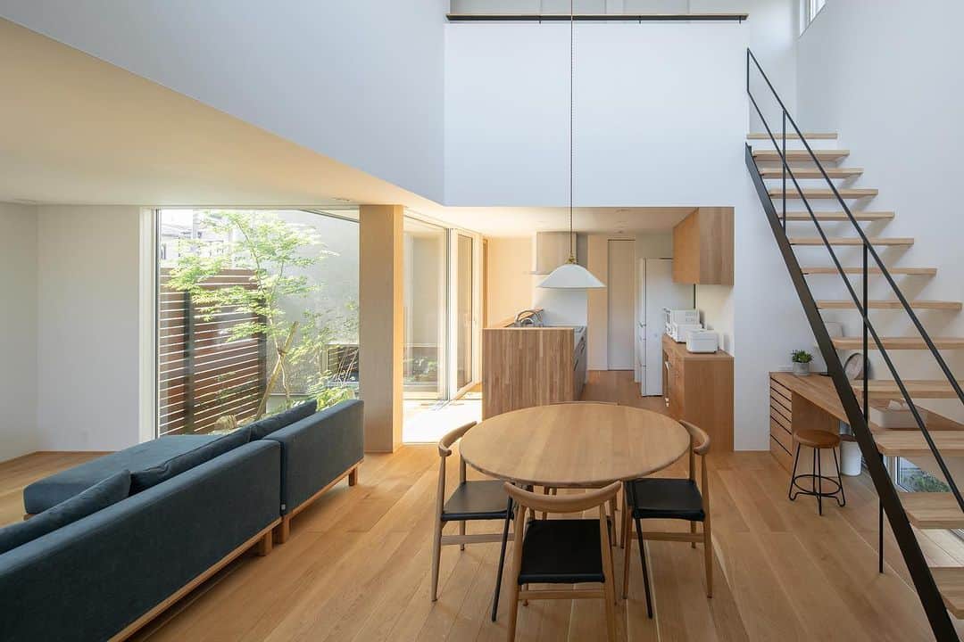 ルポハウス一級建築士事務所さんのインスタグラム写真 - (ルポハウス一級建築士事務所Instagram)「・ ・ ・ ナラ無垢床や板貼りのキッチンで木の風合いに満たされるキッチン。 ・ 全体の天井を低く抑え、窓の高さと合わせることで、坪庭を美しく見せ、伸びやかな空間へ。 ・ ・ ・ 𓐌𓐌𓐌𓐌𓐌𓐌𓐌𓐌𓐌𓐌𓐌𓐌𓐌𓐌𓐌𓐌𓐌𓐌  ルポハウスの施工事例はこちらまで☞ @reposhouse  𓐌𓐌𓐌𓐌𓐌𓐌𓐌𓐌𓐌𓐌𓐌𓐌𓐌𓐌𓐌𓐌𓐌𓐌 ルポハウス はちょっとかっこいい家 を"友人のために" という思いでつくっています。 一生に一度のマイホーム。 「あなたにしかできない」×「ルポハウスだからできる」で、 私たちだけの#家づくり を思いっきり楽しんでみませんか？！ ・ ・ ・ #住宅 #注文住宅 #新築 #新築一戸建て #家づくり計画 #キッチン #キッチンインテリア #タカラスタンダード #タカラスタンダードオフェリア #オフェリアキッチン #カップボード #カロキッチンボード #curasu_effe #キッチン腰壁 #造作腰壁 #造作腰壁キッチン #プレイリーホームズ #ドナオーク」5月20日 21時00分 - reposhouse