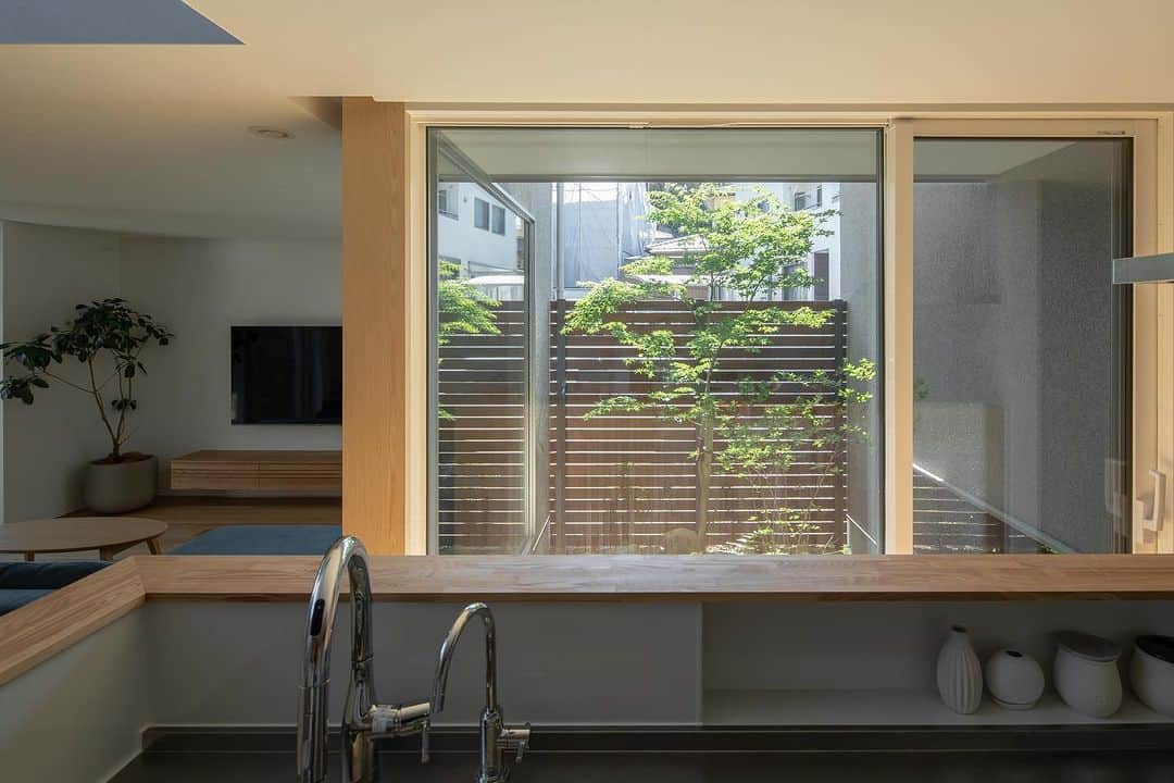 ルポハウス一級建築士事務所さんのインスタグラム写真 - (ルポハウス一級建築士事務所Instagram)「・ ・ ・ ナラ無垢床や板貼りのキッチンで木の風合いに満たされるキッチン。 ・ 全体の天井を低く抑え、窓の高さと合わせることで、坪庭を美しく見せ、伸びやかな空間へ。 ・ ・ ・ 𓐌𓐌𓐌𓐌𓐌𓐌𓐌𓐌𓐌𓐌𓐌𓐌𓐌𓐌𓐌𓐌𓐌𓐌  ルポハウスの施工事例はこちらまで☞ @reposhouse  𓐌𓐌𓐌𓐌𓐌𓐌𓐌𓐌𓐌𓐌𓐌𓐌𓐌𓐌𓐌𓐌𓐌𓐌 ルポハウス はちょっとかっこいい家 を"友人のために" という思いでつくっています。 一生に一度のマイホーム。 「あなたにしかできない」×「ルポハウスだからできる」で、 私たちだけの#家づくり を思いっきり楽しんでみませんか？！ ・ ・ ・ #住宅 #注文住宅 #新築 #新築一戸建て #家づくり計画 #キッチン #キッチンインテリア #タカラスタンダード #タカラスタンダードオフェリア #オフェリアキッチン #カップボード #カロキッチンボード #curasu_effe #キッチン腰壁 #造作腰壁 #造作腰壁キッチン #プレイリーホームズ #ドナオーク」5月20日 21時00分 - reposhouse