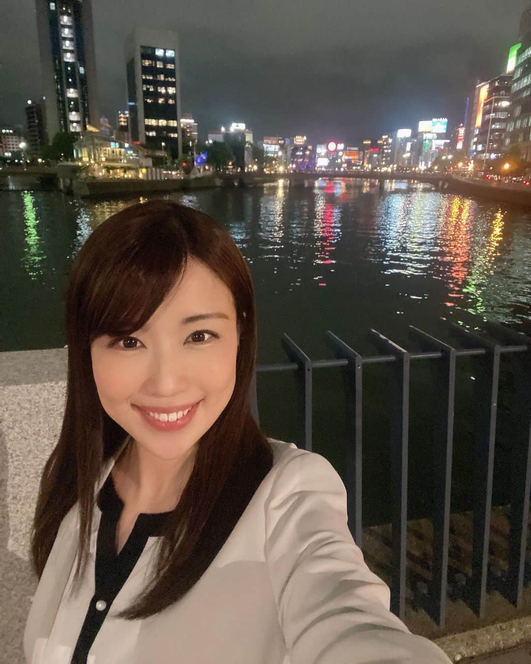 道岡桃子のインスタグラム：「博多の夜…🌉  女ひとり…  涙で夜景が滲む…🥲  一人で屋台に入る勇気はまだない。。  福岡のあとは、  名古屋、大阪にも行きますよ〜✈️  弾丸です！！  #出張 #福岡 #司会者 #イベント  #アナウンサー」