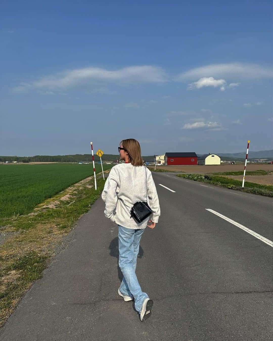 のインスタグラム：「.  撮影で北海道へ🐄⛰️  とってものどかな場所で 空気も美味しかった〜🍃 それと撮影協力してくれていた カフェのお母さんが出してくれた アスパラの味だけは忘れない🥹🤍！甘かった〜  マネジメントしているだいすきでおきゃわな Hitomiとの初地方嬉しかったな〜☺️✨  .」
