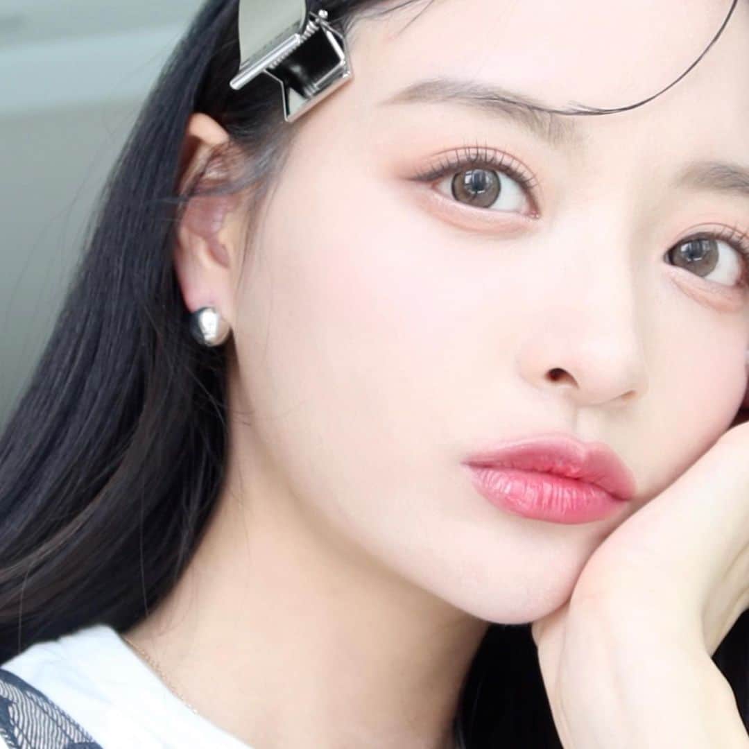 ᴅᴏᴜʙʟᴇsᴏᴜᴘのインスタグラム：「#올리브영 #여름신상 으로 #메이크업 리뷰해봤어요! 여름 신상들 진짜 넘 잘나온게 많아서 추천하고 싶은 게 넘 많잖아요…🤍✨ 지금 바로 프로필 링크 눌러서 보러오세요! 🧸  #オリーブヤング #新コスメ で #メイク　レビューしてみました！ 夏の新商品は本当によく出たものが多くて、おすすめしたいものが多すぎるじゃないですか···🤍✨ 今すぐプロフィールリンクを押して見に来てください！ 🧸  #데이지크아이스크림컬렉션 #라네즈네오쿠션 #페리페라 #데이지크립잼 #바닐라코파운데이션」