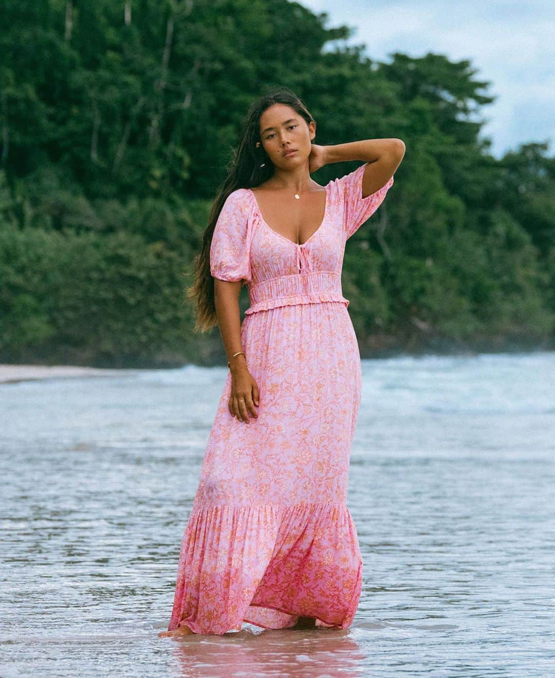 BillabongWomensJapanのインスタグラム：「太陽によって色褪せたアイスクルネオンが私たちを新しい季節へ」
