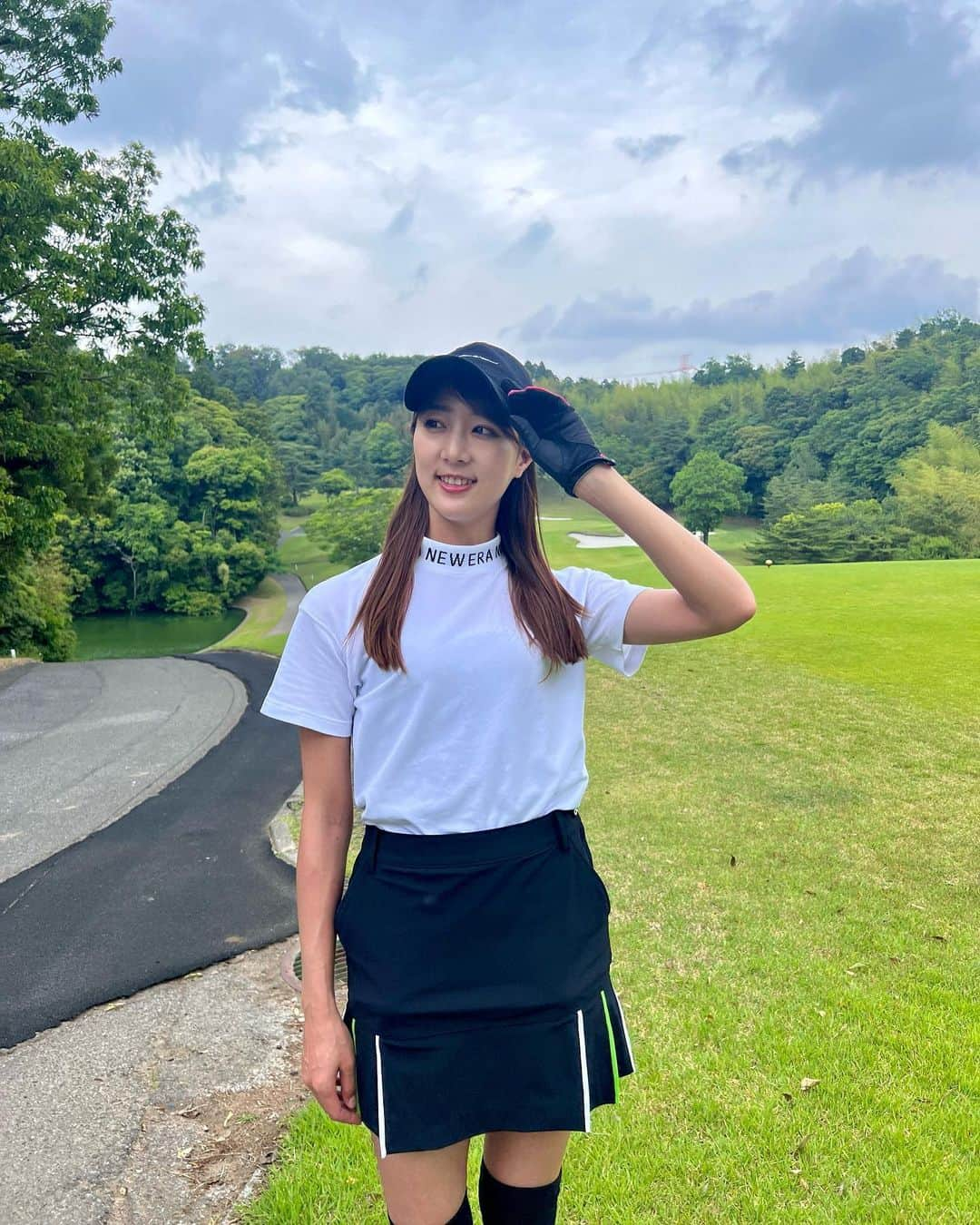 佐々木もよこさんのインスタグラム写真 - (佐々木もよこInstagram)「立野クラシックゴルフ倶楽部⛳️  ハーフベスト出せました！🥹✨ 前半はアゴ高のバンカー沼にハマってしまい たくさん打って落ち込みました、、😢  そしたら、休憩の間にキャディさんが最近のバンカーでの ルールを紙に書いてきてくださって😭感動…✨  その優しさも相まって後半はバンカーは1発脱出😤‼️ 今までで1番いいスコアが出せました🥹💕💕  もうね、楽しすぎるね？ゴルフ🏌️‍♀️  そして今回、 ドライバーが20ヤード飛距離伸びました🥹✨✨  プロの方に少し教えていただいたことも 大いにあるのですが！ YAMAHAのクラブが良すぎる🥹✌️💕 飛ぶし当たった時めちゃくちゃ気持ちいい！！！！  教えていただいた感覚を忘れないように💪🩷  また来月ゴルパラの収録があるからがんばるぞ😤✌️  #ゴルフ#ゴルフ女子 #ゴルフウェア #ゴルフウェアレディース #立野クラシックゴルフ倶楽部 #YAMAHAクラブ#newera#ニューエラゴルフ#アルチビオ#archivio#ゴルフクラブ」5月20日 21時03分 - moyoko_atom