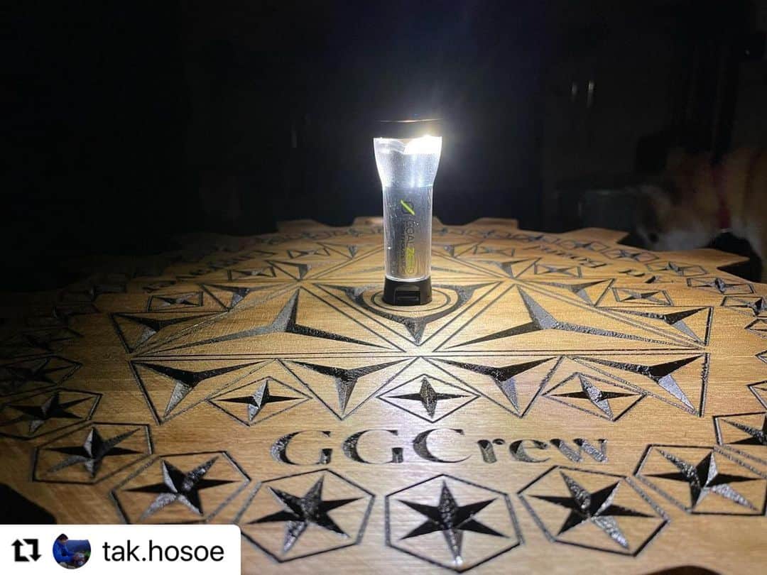 のインスタグラム：「#Repost @tak.hosoe with @use.repost ・・・ @ggcrew_official  さんの彫込テーブルゲット♪ライトで浮出る陰影はずっと見てられるなぁ… 下呂市からoutdoorを発信している素晴らしいブランド、勝手に応援しています😁  #ggcrew #gerostagram #fieldstyle2023#彫込テーブル#サイドテーブル#岐阜県#下呂市」
