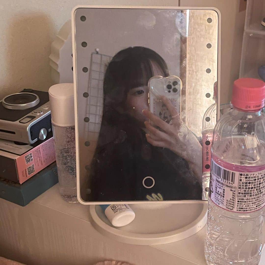 中野みやびのインスタグラム：「生活感溢れ出てるし鏡きたない😸   #thevoicejapan  #voicejapan  #voice  #鏡  #mirror  #部屋  #room  #水  #美容 #シリカ #中野みやび」