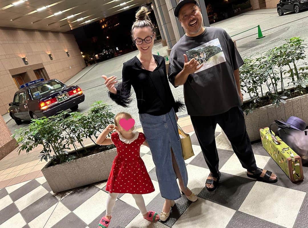エミ・マイヤーのインスタグラム：「Aloha Tokyo フェスお疲れ様でした @00800 🌴🤙嬉しいバッタリでおやすみなさい☺️」