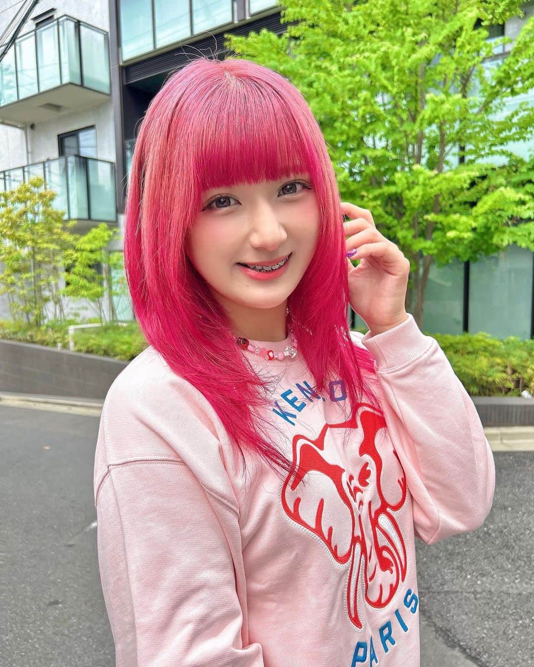 しなこさんのインスタグラム写真 - (しなこInstagram)「髪色変えたよーん🩷 グラデーションにしたの🪄  毛先に向かってピンクが濃くなってるのわかる??🎀  お洋服は @kenzo さんから お店に届いててびっくりした🐘！ ありがとうございます🫢🩷」5月20日 21時15分 - ssshinako
