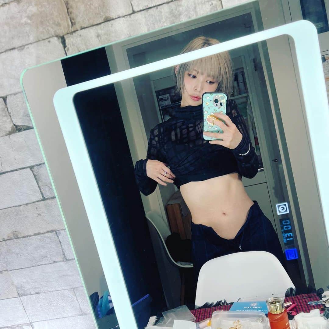 最上もがのインスタグラム：「今の腹、いろんな角度から。笑 美容モチベも上がってるし スタイルも戻ってきた〜🌞」