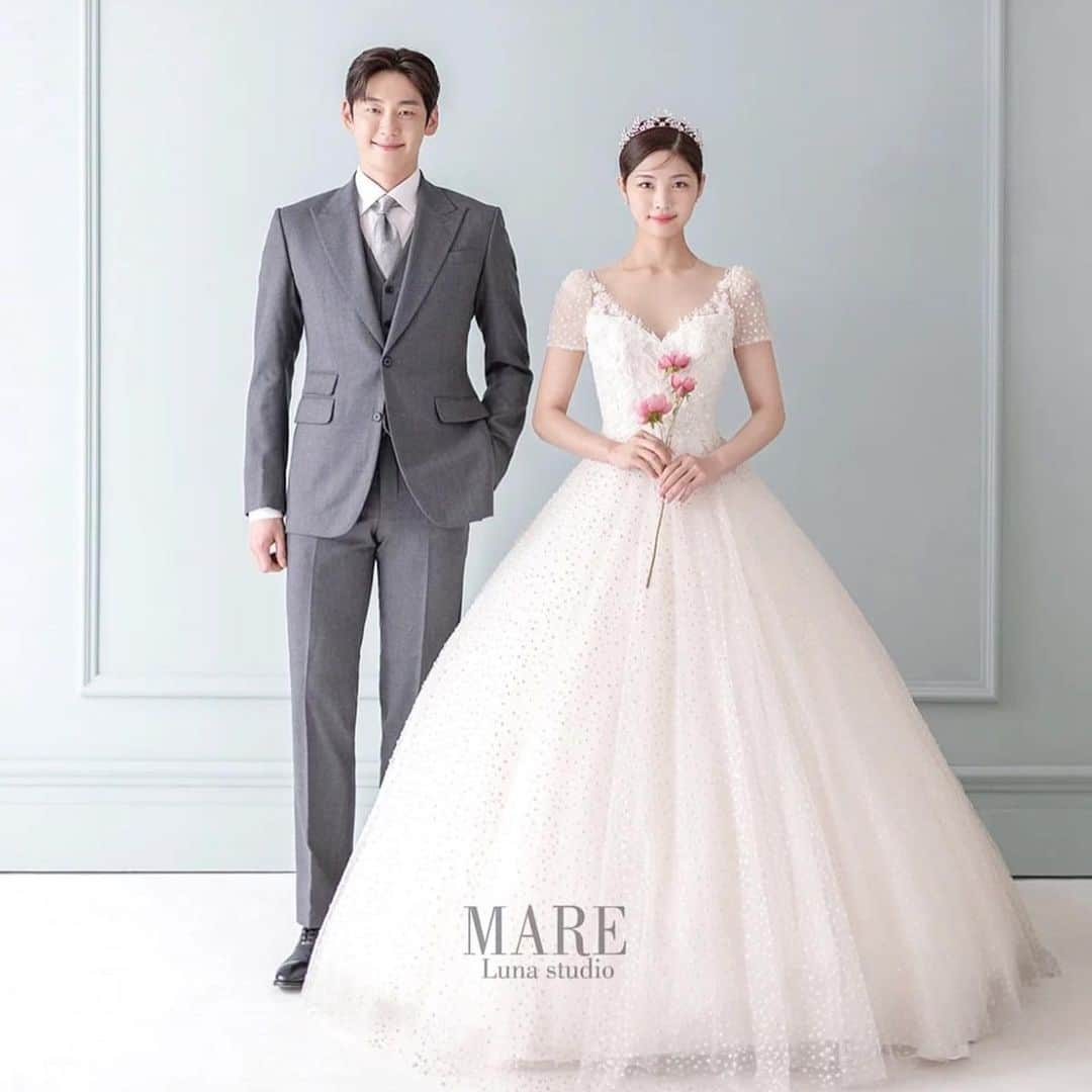 Choole 業界初、オンライン結婚式準備サービスさんのインスタグラム写真 - (Choole 業界初、オンライン結婚式準備サービスInstagram)「【#新郎新婦コーデ 】 #ドレスコーディネート #韓国ドレス  こんばんは！トキハナ編集部です✨ - - - - 今回はセンス爆発💥『新郎新婦コーデ6選』をご紹介👗💫  - - - - Photo by @green__wedding__  - - - - ——————————————————  ⚜️トキハナInstagramとは？ ・結婚式準備に役立つ情報を毎日投稿♡ ・まだ結婚式場が決まっていない花嫁さまへ🌸 ドレス試着・パーソナルカラー診断イベント を定期開催中👗🌈 ・お見逃しのないよう @tokihana_weddingからフォローください✨  ⚜️トキハナって？ LINEで式場探し使いやすさNo.1✨ 『結婚式場見学予約サイト👰🏻‍♀️』  🕊トキハナの特徴🕊 ・持ち込みOKの式場掲載数No.1(自社調べ)👑 ・即決不要で、最大割引が貰える💰 ・自分たちの費用が見学前にわかるから安心💛 ・LINEでいつでも元プランナーに相談できる💡 ・カンタン診断で好みの式場が見つけられる💖 ・ドレス最大50%オフクーポンもget👗 登録はID検索orQRコードから▼ ID:@608xvfyd  ————————————————— #ドレス試着 #ウエディングドレス#カラードレス#ドレス試着レポ#プレ花嫁#卒花嫁#トキハナ」5月20日 21時07分 - tokihana_wedding