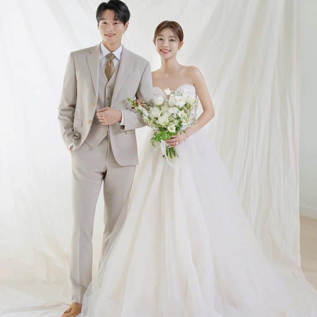 Choole 業界初、オンライン結婚式準備サービスさんのインスタグラム写真 - (Choole 業界初、オンライン結婚式準備サービスInstagram)「【#新郎新婦コーデ 】 #ドレスコーディネート #韓国ドレス  こんばんは！トキハナ編集部です✨ - - - - 今回はセンス爆発💥『新郎新婦コーデ6選』をご紹介👗💫  - - - - Photo by @green__wedding__  - - - - ——————————————————  ⚜️トキハナInstagramとは？ ・結婚式準備に役立つ情報を毎日投稿♡ ・まだ結婚式場が決まっていない花嫁さまへ🌸 ドレス試着・パーソナルカラー診断イベント を定期開催中👗🌈 ・お見逃しのないよう @tokihana_weddingからフォローください✨  ⚜️トキハナって？ LINEで式場探し使いやすさNo.1✨ 『結婚式場見学予約サイト👰🏻‍♀️』  🕊トキハナの特徴🕊 ・持ち込みOKの式場掲載数No.1(自社調べ)👑 ・即決不要で、最大割引が貰える💰 ・自分たちの費用が見学前にわかるから安心💛 ・LINEでいつでも元プランナーに相談できる💡 ・カンタン診断で好みの式場が見つけられる💖 ・ドレス最大50%オフクーポンもget👗 登録はID検索orQRコードから▼ ID:@608xvfyd  ————————————————— #ドレス試着 #ウエディングドレス#カラードレス#ドレス試着レポ#プレ花嫁#卒花嫁#トキハナ」5月20日 21時07分 - tokihana_wedding