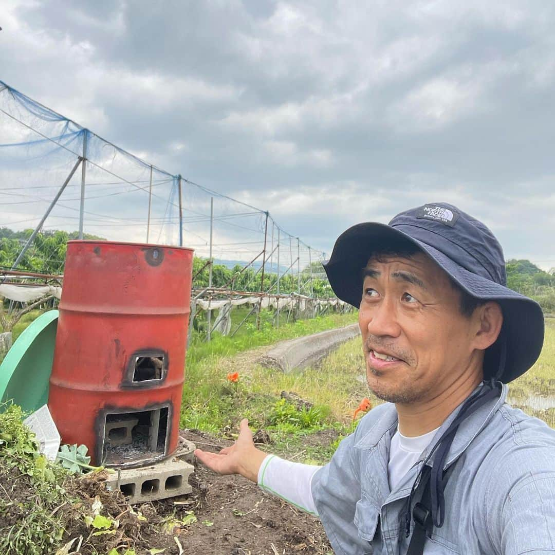 石田靖さんのインスタグラム写真 - (石田靖Instagram)「#河内長野農園アリーナ #農園アリーナ #土いじり #家庭菜園 #ドラム缶設置 #一斗缶 #そら豆 #そら豆一斗缶で焼くだけで美味い #おおきにごちそうさんです  #石田靖 #一期一笑」5月20日 21時15分 - yasulog