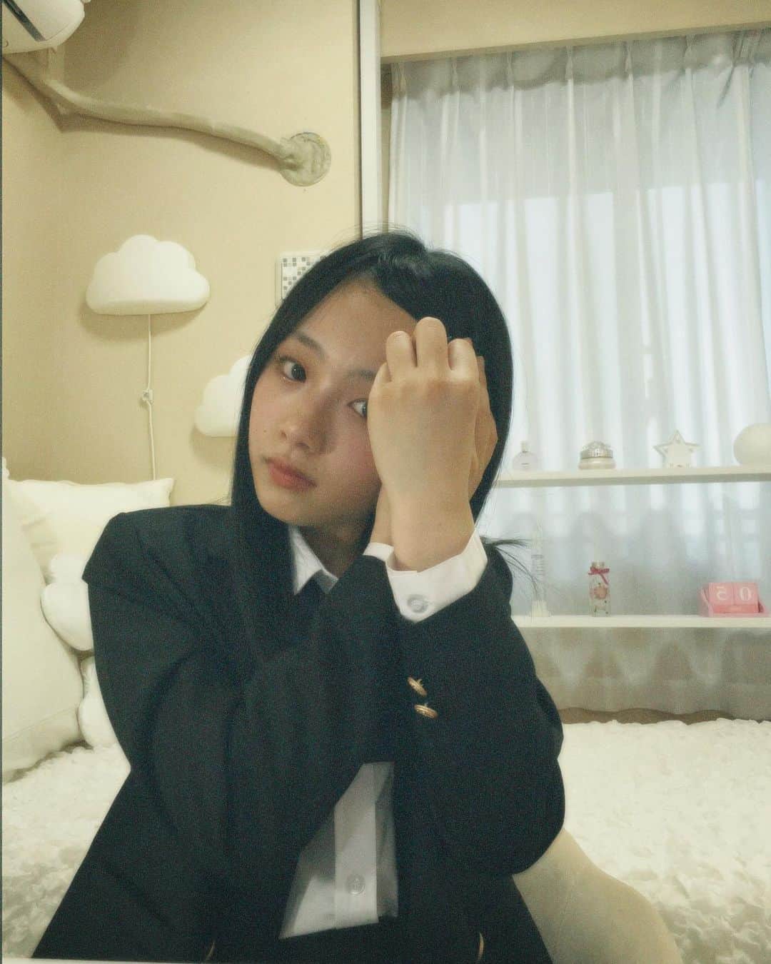 ひまひまチャンネルさんのインスタグラム写真 - (ひまひまチャンネルInstagram)「🌩🌩🌩  エモいって噂のフィルターで撮ってみた💞  ちょっとはエモいですか！？！ ちなみに最近エモいブームが自分の中で来ています🥹笑   #ひまひまチャンネル #ひまひま #制服」5月20日 21時12分 - himahima_channel