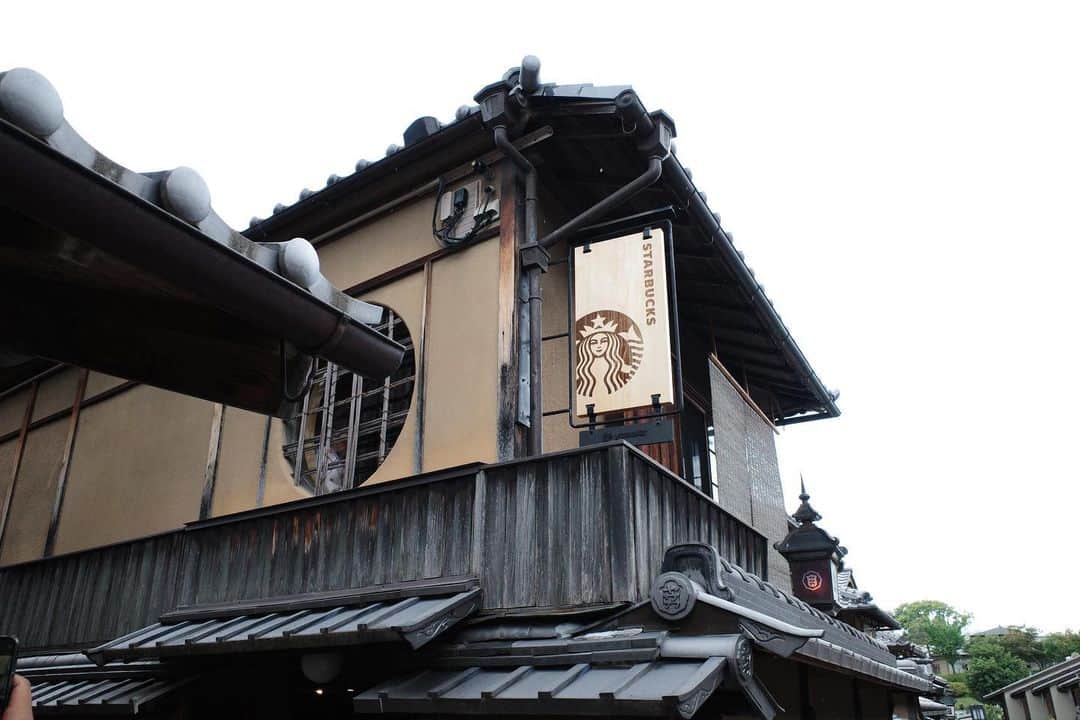 Ramie 山下未紗さんのインスタグラム写真 - (Ramie 山下未紗Instagram)「_ KYOTO 2泊3日の旅🍵  ずっと、行きたい行きたいって言ってて、 やっと行ってきたーーー🩷！  京都の街、木造の建築に柳の木と川が すごく雰囲気があって綺麗で 地元の人達も優しくって、 とっても好きになりました☺️  今回は、観光で回りまくったから 次は、中心部から離れた所に宿とって ゆっくり過ごしたいなー🥹  大阪も行ってみたいなー。  当分、私の京都投稿に お付き合い下さい😭  #京都#京都旅行#川床#鴨川#八坂の塔#ニ寧坂#ニ寧坂スタバ#八坂神社#祇園#祇園白川 #kyoto#kyototrip#kyotojapan#kyotophoto」5月20日 21時15分 - misa_yamashita