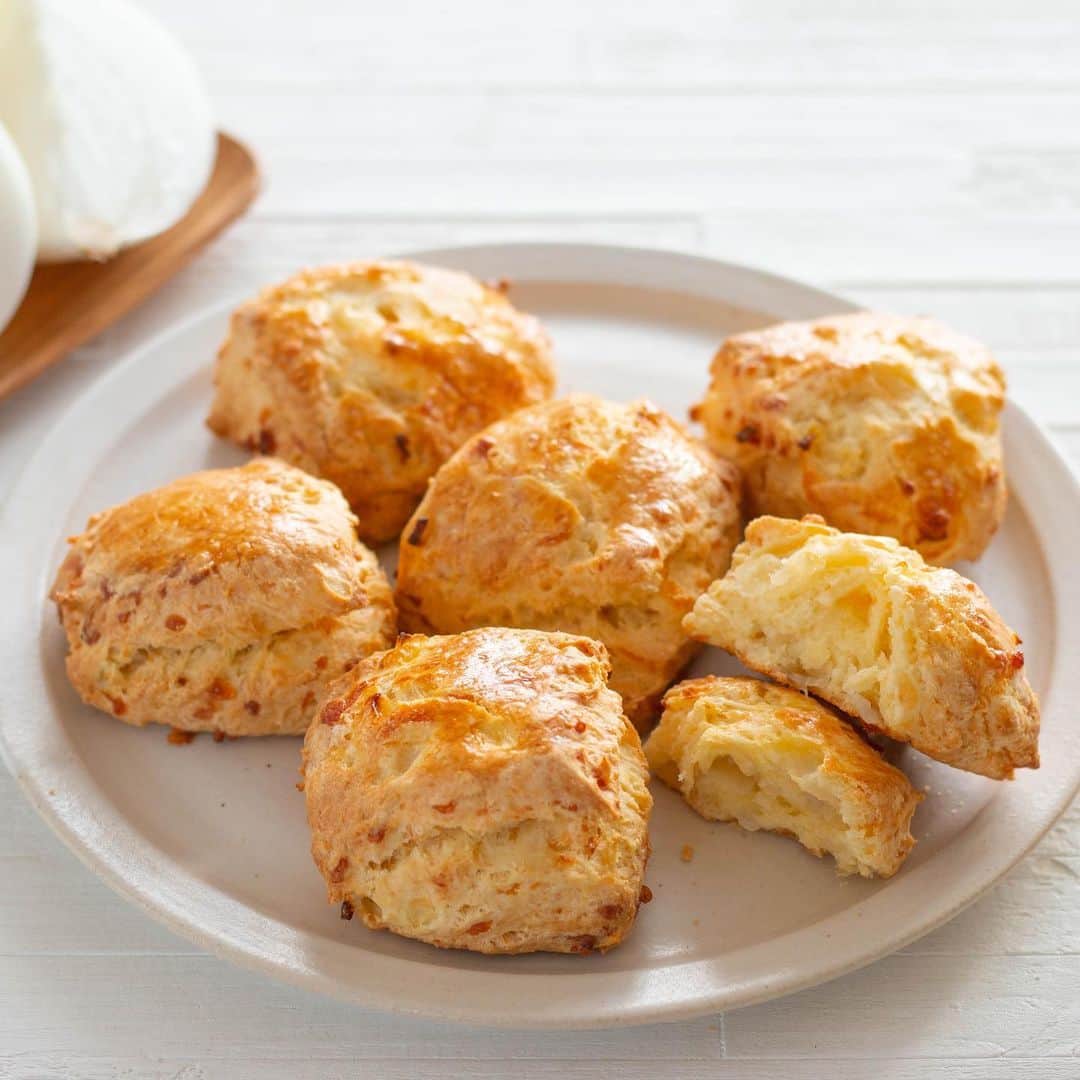 marimoさんのインスタグラム写真 - (marimoInstagram)「【レシピ】新玉ねぎとチーズのスコーン🧀  お食事スコーンを作りました♫ 旬の食材を紹介するサイト @shungate.jp さんからの依頼で考えました🫶  チーズと新玉ねぎをたっぷり入れた、しょっぱいスコーン。  朝食にもおすすめなので、焼きたてをぜひ〜☺️  ▼材料  薄力粉150g ベーキングパウダー6g 砂糖15g 塩1.5g バター40g 卵35g プレーンヨーグルト40g 新玉ねぎ50g ピザ用チーズ30g  詳しい作り方は @shungate.jp のサイトもしくは私のブログ「marimocafe」にて公開してます😊  @marimo_cafe プロフィール欄のリンクよりどうぞ✍️  …  おかげさまで娘のお腹の調子も戻り、明日はじーじばーばのお家へ遊びに行く予定です🚘 GWにお熱で延期になっていたので、やっと行けます！  楽しみだな〜🫶  ーーーー  𖧷このアカウントでは初心者でも美味しく作れるレシピやお菓子教室のご案内を投稿しています♫  𖧷レシピ一覧はプロフ欄リンクよりご覧いただけます🥸 こちらから→ @marimo_cafe  𖧷レシピ本最新刊『本当においしいお菓子の作り方』KADOKAWAより発売中！ 全国の書店、ネット書店にて購入できます♫  𖧷いつもいいね、コメント、フォローありがとうございます☺️励みになっております🫶  ーーーー  #お菓子作り #お菓子作り記録 #手作りお菓子 #焼き菓子好きな人と繋がりたい #おやつ #スコーン作り」5月20日 21時16分 - marimo_cafe