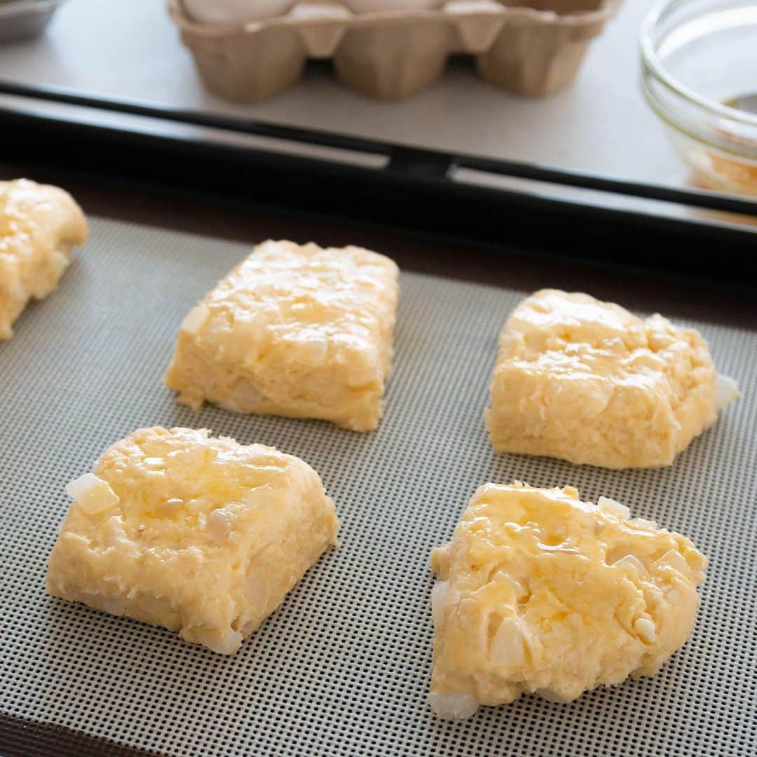 marimoさんのインスタグラム写真 - (marimoInstagram)「【レシピ】新玉ねぎとチーズのスコーン🧀  お食事スコーンを作りました♫ 旬の食材を紹介するサイト @shungate.jp さんからの依頼で考えました🫶  チーズと新玉ねぎをたっぷり入れた、しょっぱいスコーン。  朝食にもおすすめなので、焼きたてをぜひ〜☺️  ▼材料  薄力粉150g ベーキングパウダー6g 砂糖15g 塩1.5g バター40g 卵35g プレーンヨーグルト40g 新玉ねぎ50g ピザ用チーズ30g  詳しい作り方は @shungate.jp のサイトもしくは私のブログ「marimocafe」にて公開してます😊  @marimo_cafe プロフィール欄のリンクよりどうぞ✍️  …  おかげさまで娘のお腹の調子も戻り、明日はじーじばーばのお家へ遊びに行く予定です🚘 GWにお熱で延期になっていたので、やっと行けます！  楽しみだな〜🫶  ーーーー  𖧷このアカウントでは初心者でも美味しく作れるレシピやお菓子教室のご案内を投稿しています♫  𖧷レシピ一覧はプロフ欄リンクよりご覧いただけます🥸 こちらから→ @marimo_cafe  𖧷レシピ本最新刊『本当においしいお菓子の作り方』KADOKAWAより発売中！ 全国の書店、ネット書店にて購入できます♫  𖧷いつもいいね、コメント、フォローありがとうございます☺️励みになっております🫶  ーーーー  #お菓子作り #お菓子作り記録 #手作りお菓子 #焼き菓子好きな人と繋がりたい #おやつ #スコーン作り」5月20日 21時16分 - marimo_cafe