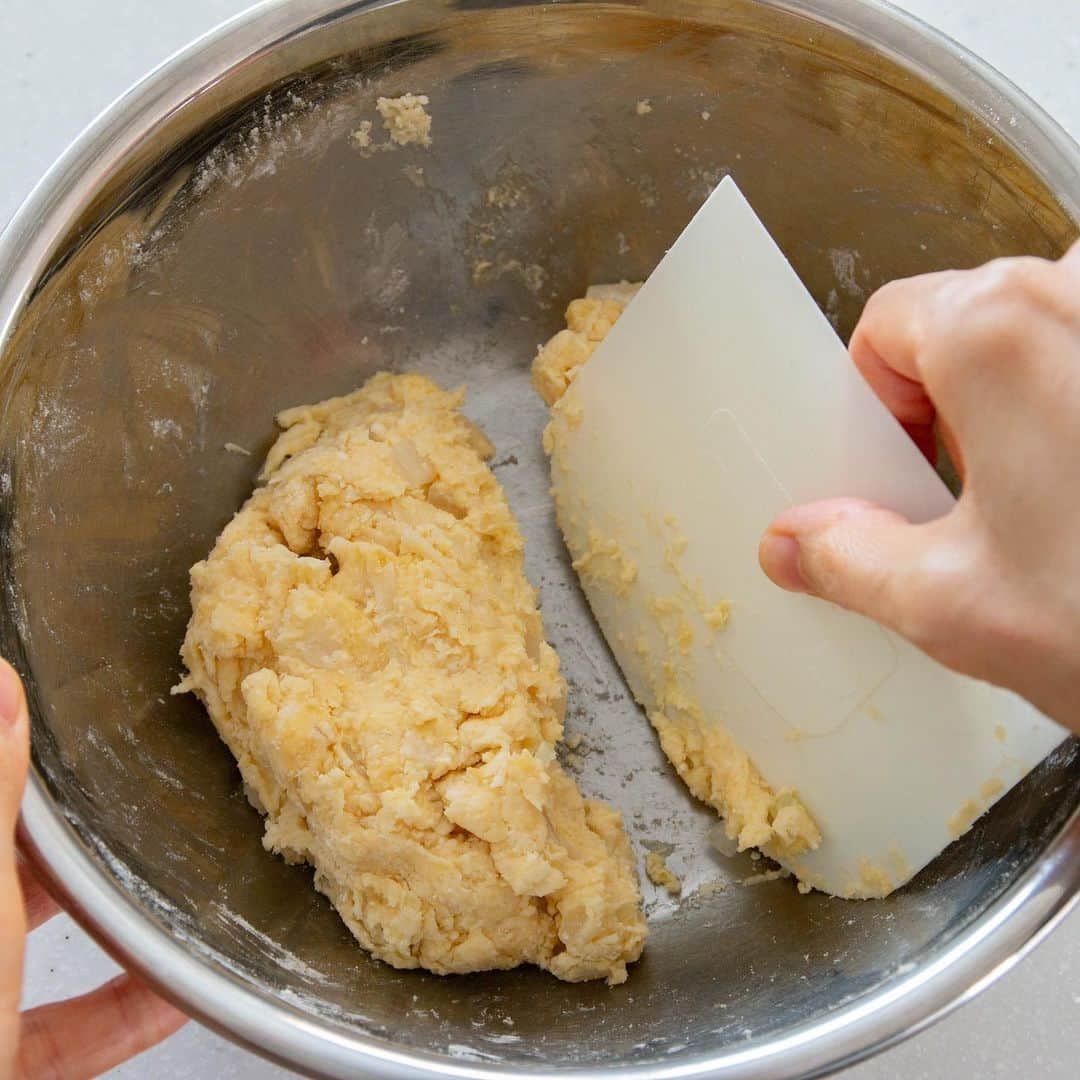 marimoさんのインスタグラム写真 - (marimoInstagram)「【レシピ】新玉ねぎとチーズのスコーン🧀  お食事スコーンを作りました♫ 旬の食材を紹介するサイト @shungate.jp さんからの依頼で考えました🫶  チーズと新玉ねぎをたっぷり入れた、しょっぱいスコーン。  朝食にもおすすめなので、焼きたてをぜひ〜☺️  ▼材料  薄力粉150g ベーキングパウダー6g 砂糖15g 塩1.5g バター40g 卵35g プレーンヨーグルト40g 新玉ねぎ50g ピザ用チーズ30g  詳しい作り方は @shungate.jp のサイトもしくは私のブログ「marimocafe」にて公開してます😊  @marimo_cafe プロフィール欄のリンクよりどうぞ✍️  …  おかげさまで娘のお腹の調子も戻り、明日はじーじばーばのお家へ遊びに行く予定です🚘 GWにお熱で延期になっていたので、やっと行けます！  楽しみだな〜🫶  ーーーー  𖧷このアカウントでは初心者でも美味しく作れるレシピやお菓子教室のご案内を投稿しています♫  𖧷レシピ一覧はプロフ欄リンクよりご覧いただけます🥸 こちらから→ @marimo_cafe  𖧷レシピ本最新刊『本当においしいお菓子の作り方』KADOKAWAより発売中！ 全国の書店、ネット書店にて購入できます♫  𖧷いつもいいね、コメント、フォローありがとうございます☺️励みになっております🫶  ーーーー  #お菓子作り #お菓子作り記録 #手作りお菓子 #焼き菓子好きな人と繋がりたい #おやつ #スコーン作り」5月20日 21時16分 - marimo_cafe