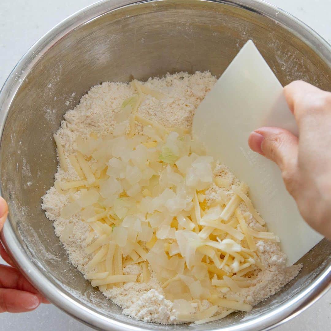 marimoさんのインスタグラム写真 - (marimoInstagram)「【レシピ】新玉ねぎとチーズのスコーン🧀  お食事スコーンを作りました♫ 旬の食材を紹介するサイト @shungate.jp さんからの依頼で考えました🫶  チーズと新玉ねぎをたっぷり入れた、しょっぱいスコーン。  朝食にもおすすめなので、焼きたてをぜひ〜☺️  ▼材料  薄力粉150g ベーキングパウダー6g 砂糖15g 塩1.5g バター40g 卵35g プレーンヨーグルト40g 新玉ねぎ50g ピザ用チーズ30g  詳しい作り方は @shungate.jp のサイトもしくは私のブログ「marimocafe」にて公開してます😊  @marimo_cafe プロフィール欄のリンクよりどうぞ✍️  …  おかげさまで娘のお腹の調子も戻り、明日はじーじばーばのお家へ遊びに行く予定です🚘 GWにお熱で延期になっていたので、やっと行けます！  楽しみだな〜🫶  ーーーー  𖧷このアカウントでは初心者でも美味しく作れるレシピやお菓子教室のご案内を投稿しています♫  𖧷レシピ一覧はプロフ欄リンクよりご覧いただけます🥸 こちらから→ @marimo_cafe  𖧷レシピ本最新刊『本当においしいお菓子の作り方』KADOKAWAより発売中！ 全国の書店、ネット書店にて購入できます♫  𖧷いつもいいね、コメント、フォローありがとうございます☺️励みになっております🫶  ーーーー  #お菓子作り #お菓子作り記録 #手作りお菓子 #焼き菓子好きな人と繋がりたい #おやつ #スコーン作り」5月20日 21時16分 - marimo_cafe