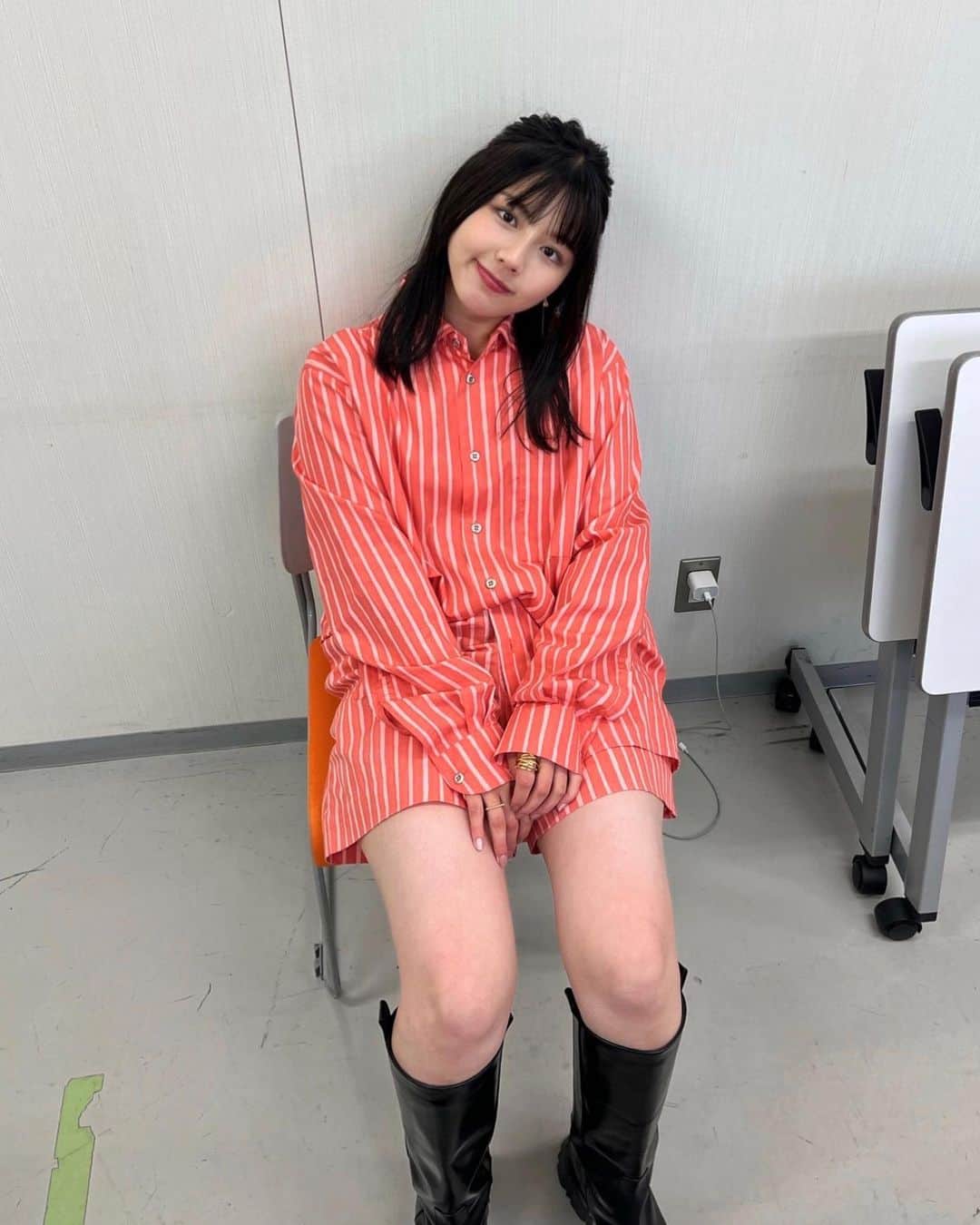 のインスタグラム：「渡邉美穂 オリジナルブランド『No.25』 誕生記念ポップアップストア🛒  遂に明日が最終日です。 有難いことにたくさんの方が足を運んで下さっているみたいで、中には購入制限を設けているアイテムもあります。 1人でも多くの方に手に取っていただけたらなと思いますので、是非立ち寄っていただけると嬉しいです。  お越しになれない方のためにも、ネットで販売できるようにしたいです〜 皆さんもお祈りしてくださいまし🙏🏻」
