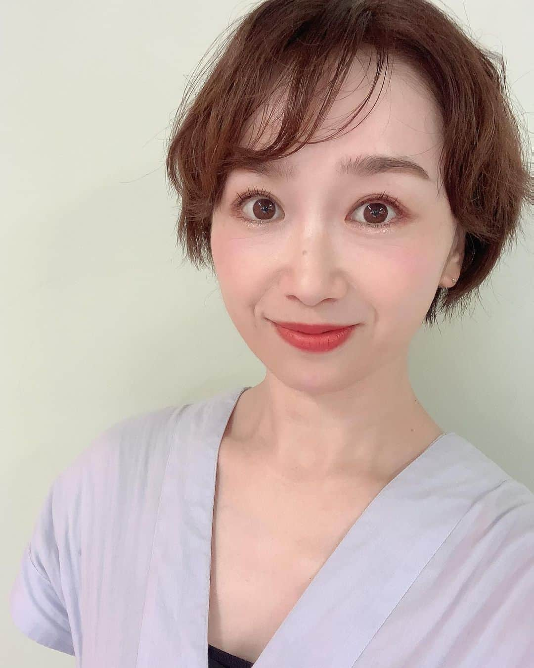 佐藤朱のインスタグラム：「メイクさんに 綺麗にしてもらいました☺️  このままデートしたいですね❤️  あ、うなりくんと うなうな❤️ したのでした🤭  #メイク #アラフォー #迷子 #プロはすごい  #教えてもらったメイクアイテム買うぞ」