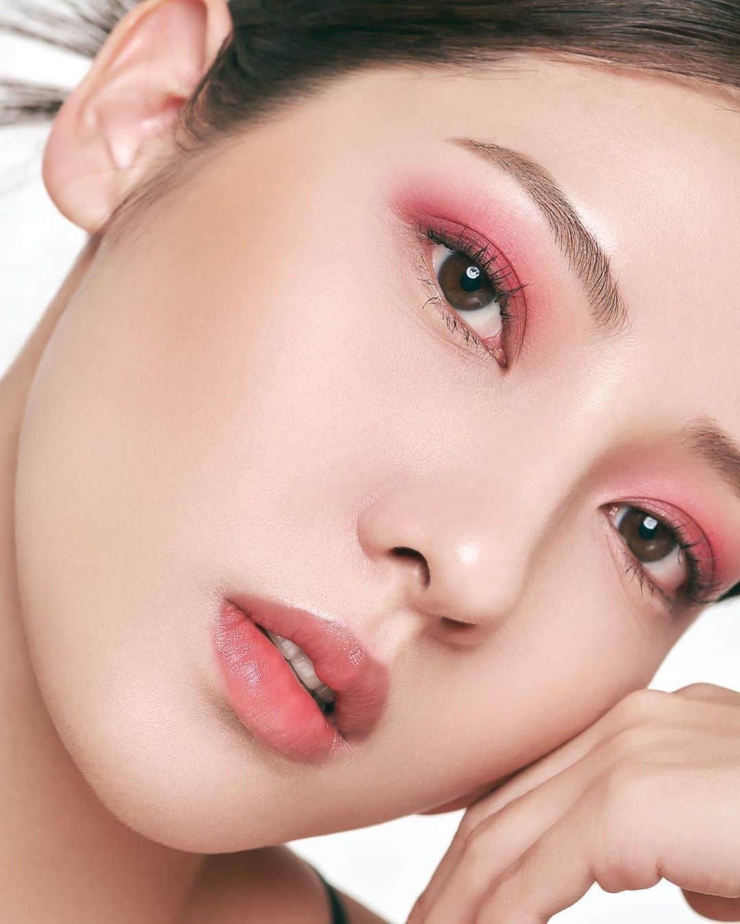 NARSさんのインスタグラム写真 - (NARSInstagram)「Permission to play with pink. Reveal your true colors with pure pigments featured in Single Eyeshadow. Velvety texture blends easily to create smooth, even color with incredible payoff in just a stroke.  #Regram @narscosmeticskorea Lead Makeup Artist @bali_yeo.  Products used: Single Eyeshadow in Fatale Soft Matte Complete Foundation Soft Matte Advanced Perfecting Powder Velvet Matte Lip Pencil in Dolce Vita Laguna Bronzing Powder Blush in Tempted Orgasm Afterglow Lip Balm」5月20日 21時18分 - narsissist
