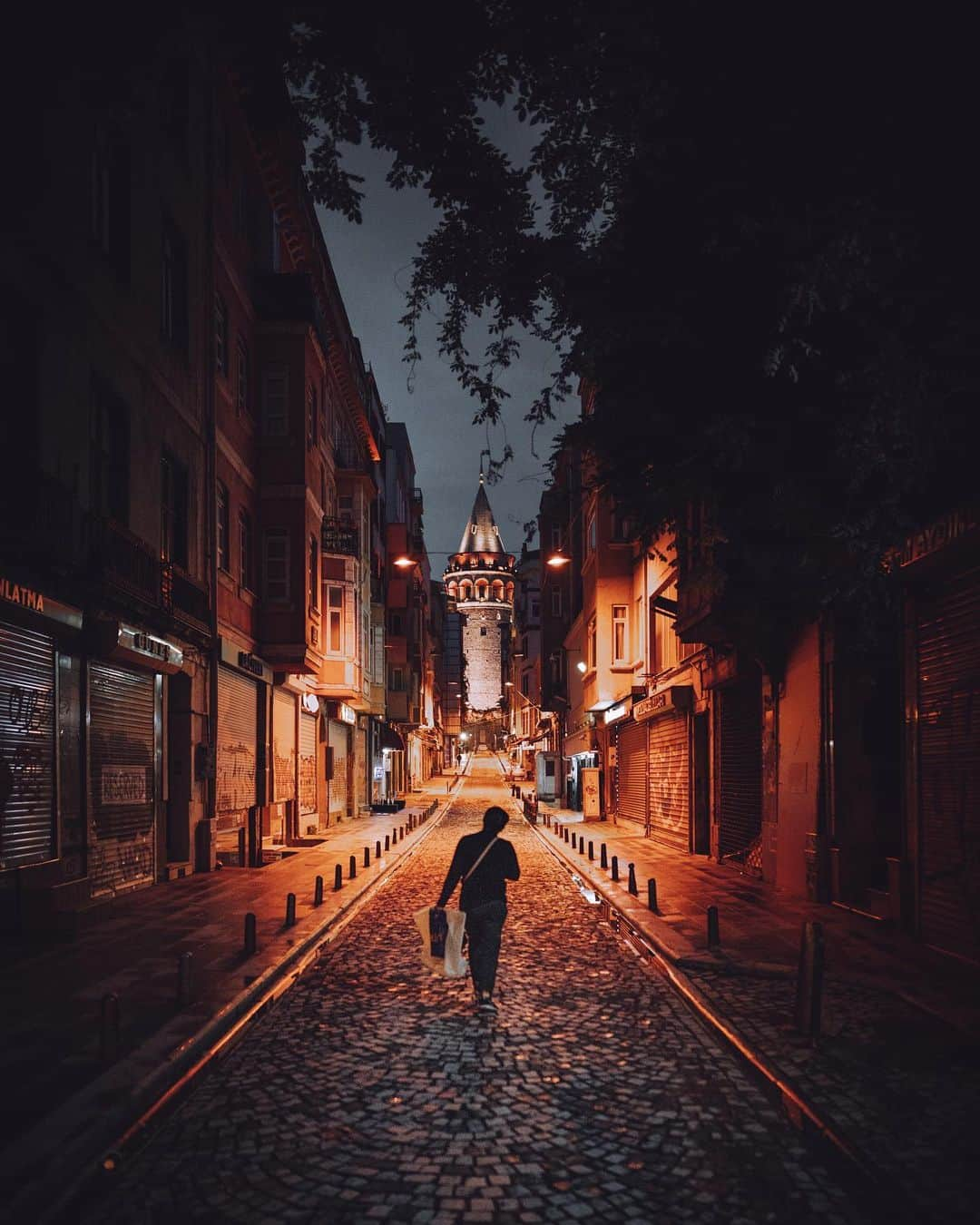 Thomas Kakarekoさんのインスタグラム写真 - (Thomas KakarekoInstagram)「90 years of soaring excellence, 90 years of connecting cultures, 90 years of @turkishairlines. Through these cherished snapshots of Istanbul, we celebrate not just a milestone, but a shared journey. #istanbul #TurkishAirlines #TürkHavaYolları」5月20日 21時19分 - thomas_k