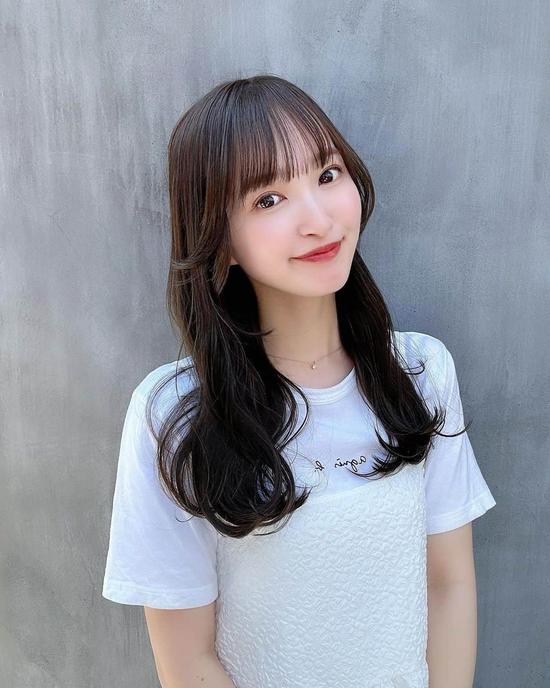 あかねぴのインスタグラム：「. ⁡ hair color 🌼 ⁡ 載せるの時差になっちゃったけど カラーをオリーブベージュにしてもらって 久しぶりに5cmくらい短くした✂️❤︎ ⁡ 少し切ってもらうだけで 巻きやすくなったし、乾かすのも少し楽に☺️  @kurtkashi さん ⁡ いつもありがとうございます🫧 ⁡ #haircolor #haircut #ヘアカラー #オリーブベージュ #透明感カラー #髪質改善トリートメント #春カラー #夏カラー」