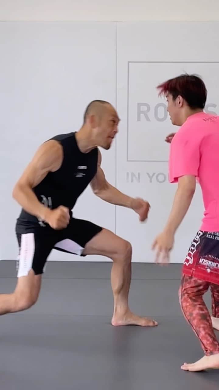 佐藤ルミナのインスタグラム：「TAKEDOWN FEINTS. 目線でのフェイントが最重要ポイント☝️  上手なカラダの使い方教えます🤙  @shooto_gym_roots  🌸春の入会キャンペーン実施中🌸 キャンペーン期間3/20~5/31 🎽🩲 @inspirit_japan  #ruminasatotrainingmethod #mma #jiujitsu #kickboxing #yoga #surf #shooto #catchwrestling #movement #workout #rootsgym #身体操作 #格闘技 #柔術 #修斗 #キックボクシング #ヨガ #フィットネス #ワークアウト #筋トレ #ダイエット#小田原 #かまぼこ通り #会員募集中」