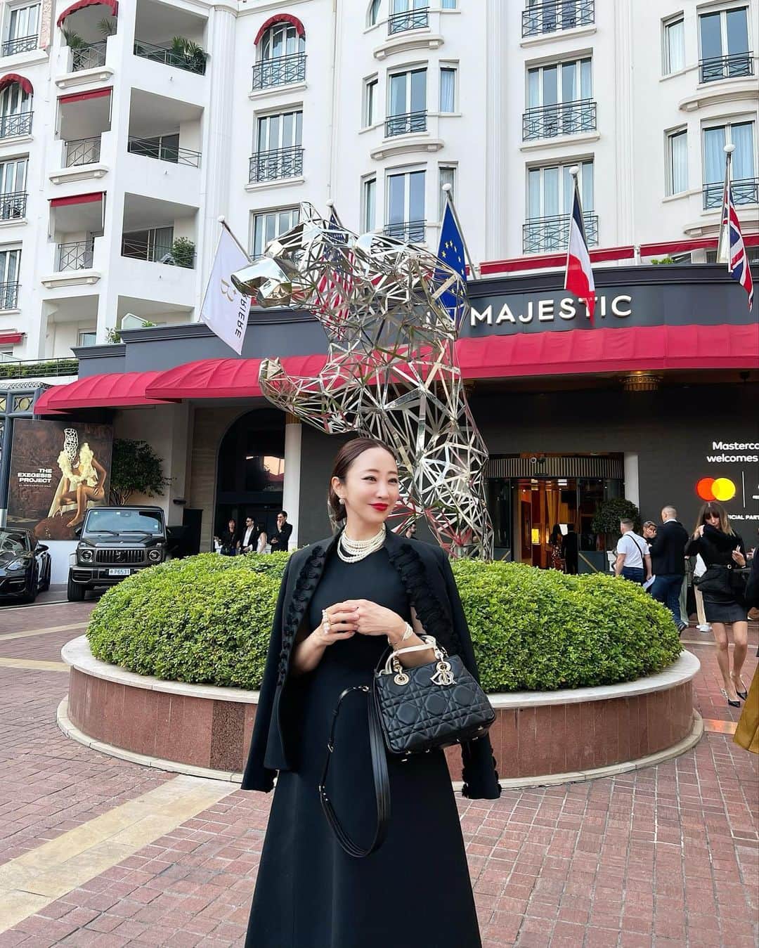 神崎恵のインスタグラム：「・ 最終日はカンヌ。 Hôtel Barrière Le Majestic Cannesの Christian Dior Suiteへ。 支度をする時間が20分ほどだったので、 ディオールスキン フォーエヴァー グロウ クッション でベースを直し、 999Vで完了。 数ある赤マットリップの中でも、ルージュディオール999Vベルベットは名品。 唇の浮き立つような存在感はもちろん、肌の透明感や瞳の潤み、肌理まで美しく魅せる秀逸さ。 着替えを含め数分しかないお直しも、このルージュさえあればと思える頼もしさです。 平坦な顔、それから体もパーツも小さめなわたしの強い味方でもあります。 Diorのエレガントなブラックドレスとジャケットに合わせ、髪はくるりとシンプルにまとめました。 カンヌ映画祭初日だったこの日、 異世界のような賑わいや音。 印象的でした。  髪をなでつけるスタイリング剤を忘れてしまい、透明感マスカラで顔周りをセット。 ないからこそのあの手この手が生まれます。 透明マスカラ、便利！  @diorbeauty  @dior  #diorbeauty」