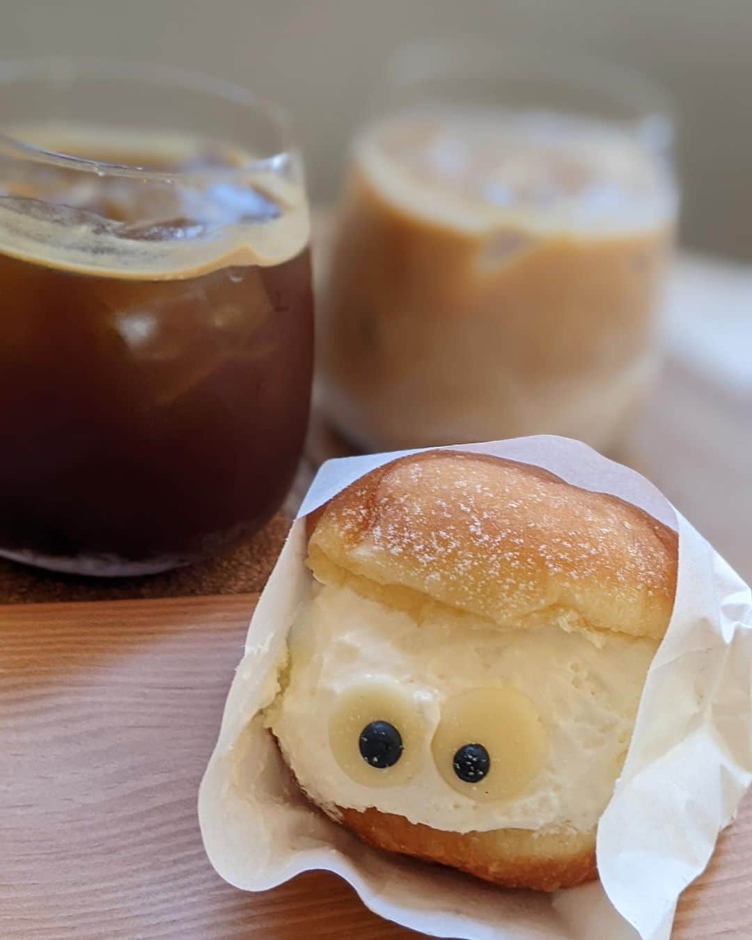 のインスタグラム：「⠀ "コッチ見てる"ドーナツ 最近新大久保に行くとお茶するカフェ @cafe.place_ne   お店の雰囲気もキャピついてないから、居心地モゾモゾしないし笑、流れている音楽が好みで。 好きな @groovyroom_official @younghotyellow94 @ph1boyyy ここらへんが流れていたような。  #新大久保 #新大久保cafe #cafe #プレイス #donuts」