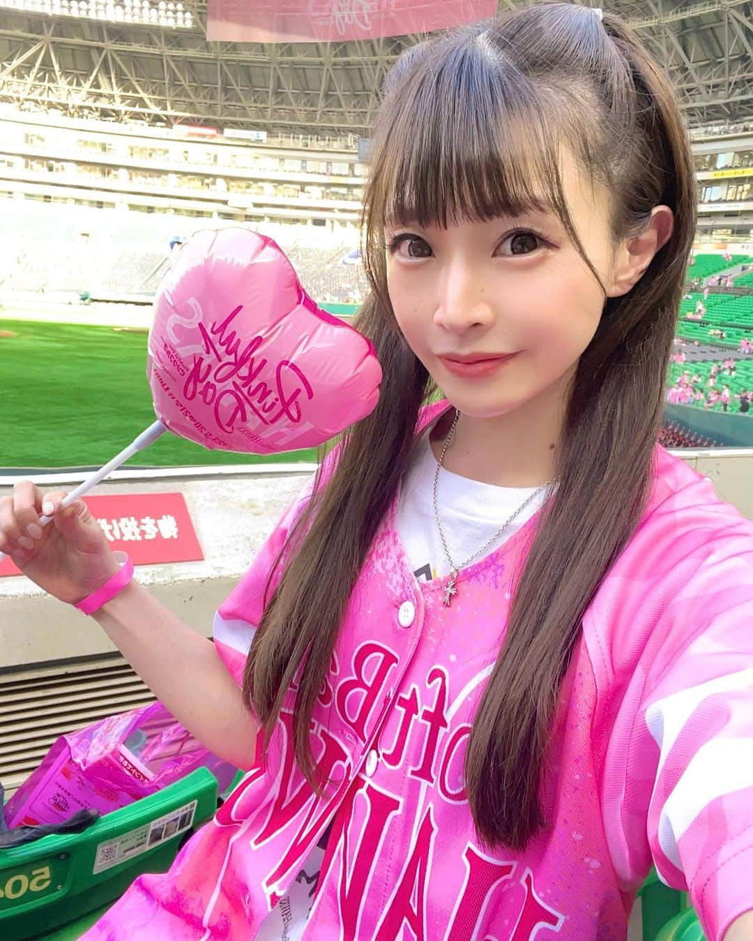 紗々木りんのインスタグラム：「🐰🩷⚾️  ピンクフルデー🩷🩷🩷 ピンクってかわいくて、 テンション上がっちゃうね🥹🎀  試合内容は、、 ムエンゴすぎて悲しかったンゴ(´・ω・｀)  初めてファンズスクエアにいったの🥳 あいさん教えてくれて ありがとうございました🎀  ひさびさにグッズ買いまくった🧸よ💝 やっぱりピンクはかわいい🩷🩷🩷  #若鷹ガチャ も満足🩷🩷🩷 あいさんが2回も当たりひいてくれたすごい🌈💗  #sbhawks #softbankhawks  #ホークス #ホークスファン  #ソフトバンクホークス #野球  #タカガール #鷹ガール #野球女子 #インスタ野球女子 #paypayドーム  #野球観戦 #プロ野球 #baseball #福岡 #fukuoka  #ピンクフルデー  #タカガールデー #ピンク #pink」