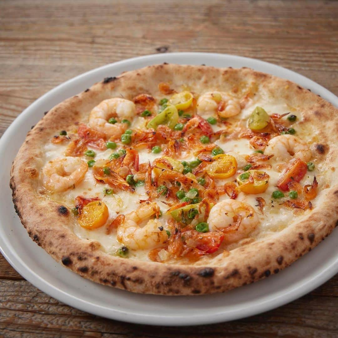 のインスタグラム：「* 『PIZZA LIKE FLOWER 2023』  800°DEGREES SHINJUKU& MINAMIAOYAMA  We started New PIZZA!  NO.3 DOUBLE SHRIMPS PINK Bianca with rockshrimps,sakura shrimp and green peas,colorful tomato marinade  Click link to see full menu!  #800degreesjapan」
