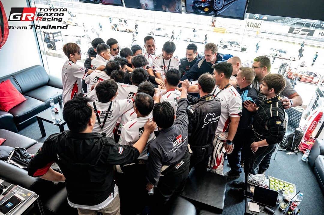 Toyota team thailandさんのインスタグラム写真 - (Toyota team thailandInstagram)「🚗RACE DAY✌🏻✌🏻 🚗🇹🇭เชียร์ทีมไทย หนึ่งเดียวในรายการ 51th ADAC 24h Race Nürburgring กับการป้องกันแชมป์โลกสมัยที่ 4 รายการมาราธอนสุดโหด 24 ชั่วโมง  Live Streaming: https://www.youtube.com/watch?v=-QamjyNCypg 🕝🇹🇭 วันเสาร์ที่ 20 พฤษภาคม: เริ่มถ่ายทอดสดเวลา 19:45น.  เริ่มแข่ง 20:30น. - 20:30น. ของวันอาทิตย์ #119 Grid Start 1st in Class  #120 Grid Start 3rd in Class  Nürburgring สนามแข่งขันในตำนานตั้งอยู่ที่เมืองนูร์เบอร์ก ประเทศเยอรมนี ที่นักแข่งและทีมแข่งรถยนต์ทั่วโลกอยากจะไปสัมผัสประสบการณ์ความท้าทาย ความหฤโหดและอันตรายเป็นอันดับต้นๆ ของโลก กับความยาวสนามกว่า 25 กม. 73 โค้ง  กับการครบรอบ 10 ปี ของทีมกับการเดินทางไปลงแข่งขันในสนาม Nürburgring สร้างผลงานและชื่อเสียงมากมายให้กับประเทศ ยกระดับวงการมอเตอร์สปอร์ตไทยให้เป็นที่รู้จักในระดับโลก TGRTT จะใช้รถ TOYOTA Corolla Altis GR Sports 2 คัน หมายเลข 119 ขับโดย arto, MadCow, Man, Ton และ 120 ขับโดย Jum, Hong, Kawamura และ Glarr ที่จะลงแข่งเป็นปีแรก โดยในปีนี้จะมีทีมร่วมลงแข่งขัน 132 คันด้วยกัน ร่วมเป็นส่วนหนึ่งในความสำเร็จของคนไทยในวงการมอเตอร์สปอร์ตระดับโลก🇹🇭」5月20日 21時27分 - toyotagazooracingteamthailand