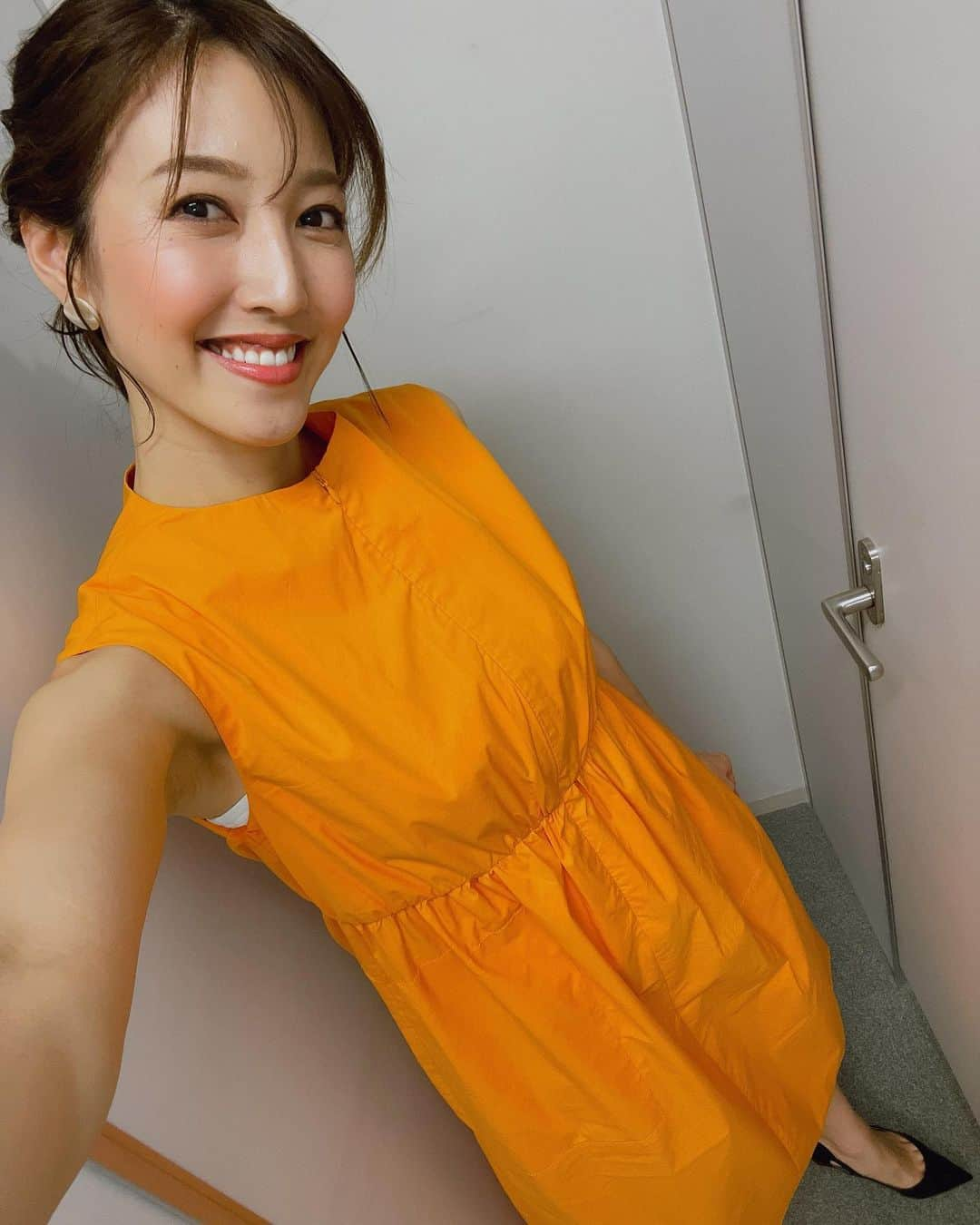 小澤陽子さんのインスタグラム写真 - (小澤陽子Instagram)「𝚊𝚝 𝚠𝚘𝚛𝚔☻  土曜日は、 ▶︎🌞朝からの仕事(#週刊プライムオンラインＳ 12:00-) ▶︎🌝夜までの収録(#馬好王国 25:15-☻)  と長く、間の資料作りの時間が長いため、 こんな感じの比較的 楽〜な格好に着替えて スリッパを履いて作業すること多め📝  ちょっとシワシワ…？笑 とにかく、土曜日のアナウンス室は人も少ないし、 家のような格好で過ごしています👖  そんな今日・昨日は、 朝から友達から、アメリカの大学院 卒業🎓や就職、 出産という最高におめでたい報告が飛んできたり、 カズさんの誕生日をお祝いしたり、 お弁当がちょっと豪華だったり、 知り合いの会社がラグビー優勝したり🏉… 疲れを吹き飛ばしてくれるような happyなことが沢山ありました🥹😆💖  #るんるん #明日も仕事がんばろう #週末ワーカー」5月20日 21時27分 - yoko.ozawa729