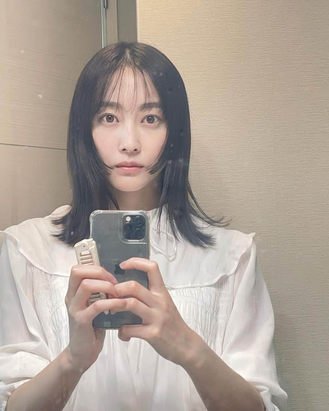 泉見祐希のインスタグラム：「前髪作って試しに撮った🤳 証明写真ばりの真顔すぎるし くし持ったままだし 私じゃなさすぎるけどお気に入り🫶」