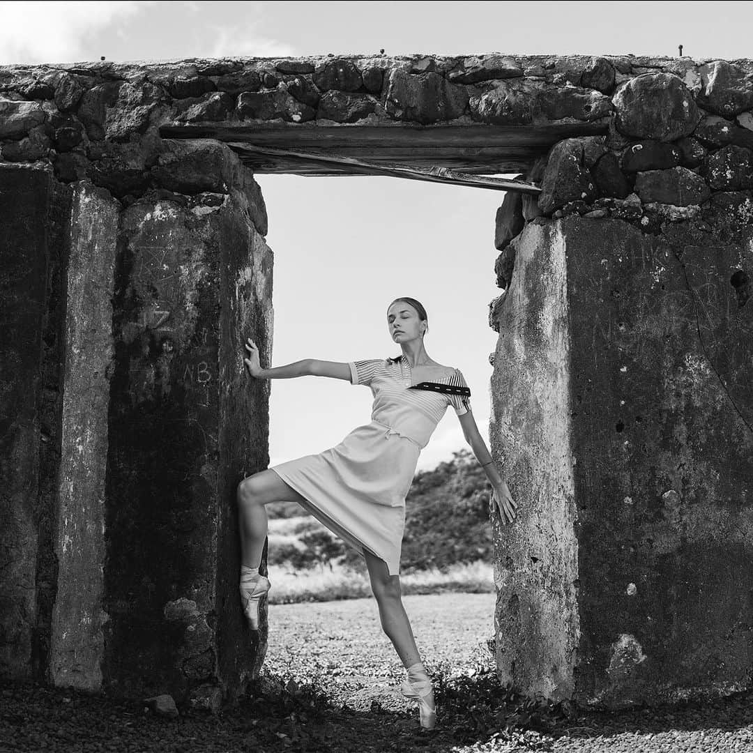ballerina projectのインスタグラム：「𝐌𝐚𝐜𝐤𝐞𝐧𝐳𝐢𝐞 𝐑𝐢𝐜𝐡𝐭𝐞𝐫 in Kaupo Maui.   @mackensova #mackenzierichter #ballerinaproject #ballerina #ballet #pointeshoes #yproject   Ballerina Project 𝗹𝗮𝗿𝗴𝗲 𝗳𝗼𝗿𝗺𝗮𝘁 𝗹𝗶𝗺𝗶𝘁𝗲𝗱 𝗲𝗱𝘁𝗶𝗼𝗻 𝗽𝗿𝗶𝗻𝘁𝘀 and 𝗜𝗻𝘀𝘁𝗮𝘅 𝗰𝗼𝗹𝗹𝗲𝗰𝘁𝗶𝗼𝗻𝘀 on sale in our Etsy store. Link is located in our bio.  𝙎𝙪𝙗𝙨𝙘𝙧𝙞𝙗𝙚 to the 𝐁𝐚𝐥𝐥𝐞𝐫𝐢𝐧𝐚 𝐏𝐫𝐨𝐣𝐞𝐜𝐭 on Instagram to have access to exclusive and never seen before content. 🩰」