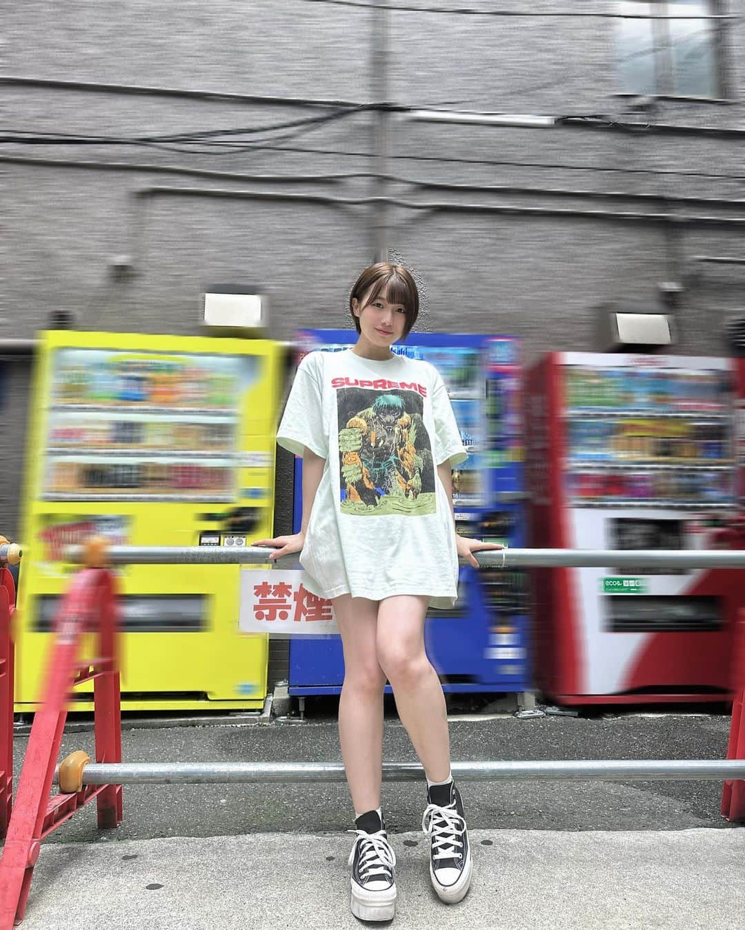 安部若菜さんのインスタグラム写真 - (安部若菜Instagram)「夏だね〜🌻 Tシャツが楽ちんすぎるっ  #Tシャツ#tシャツコーデ#スニーカー#スニーカー女子#converse#supreme#ronin#夏コーデ#アメコミ」5月20日 21時29分 - _wakapon_