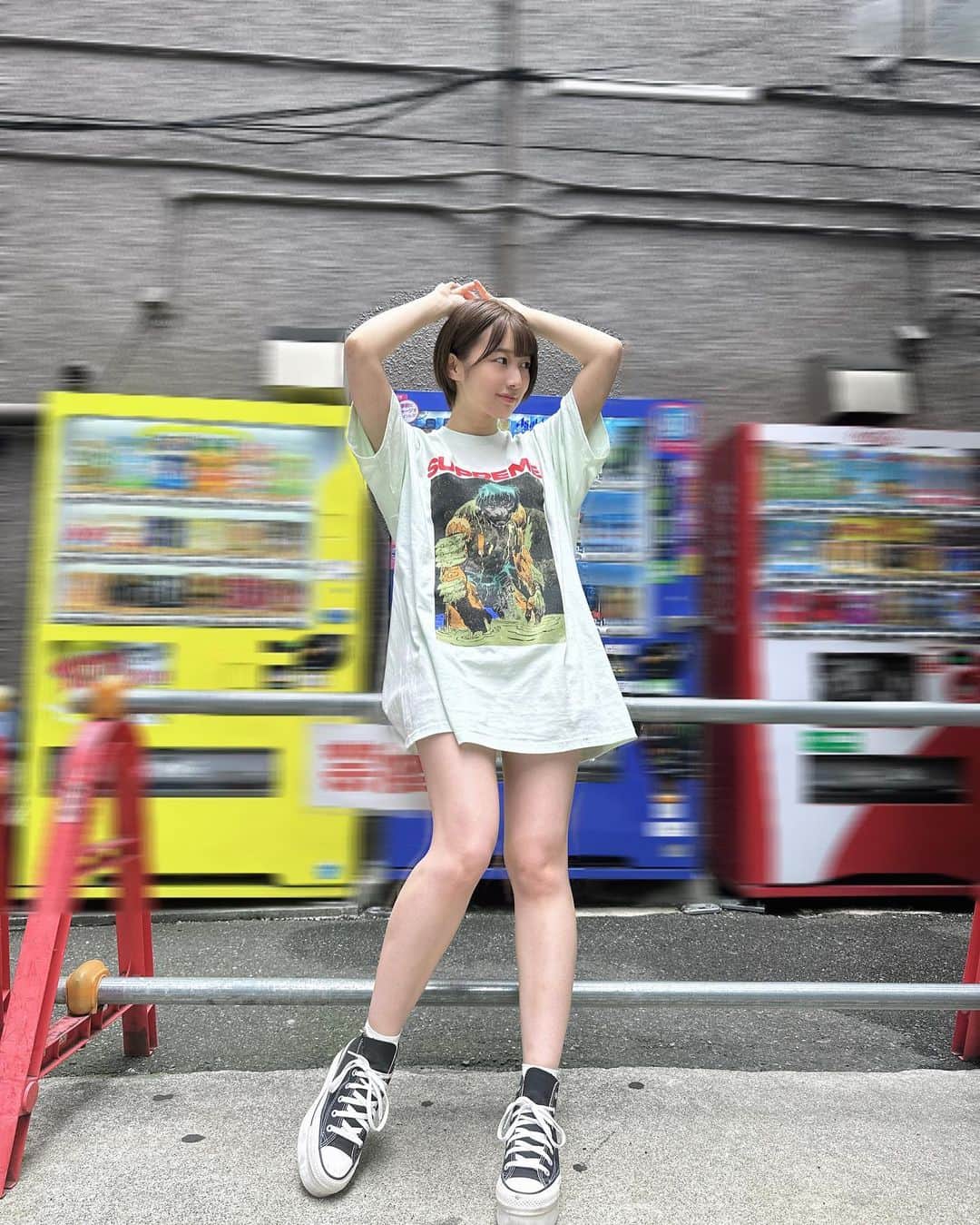 安部若菜のインスタグラム：「夏だね〜🌻 Tシャツが楽ちんすぎるっ  #Tシャツ#tシャツコーデ#スニーカー#スニーカー女子#converse#supreme#ronin#夏コーデ#アメコミ」
