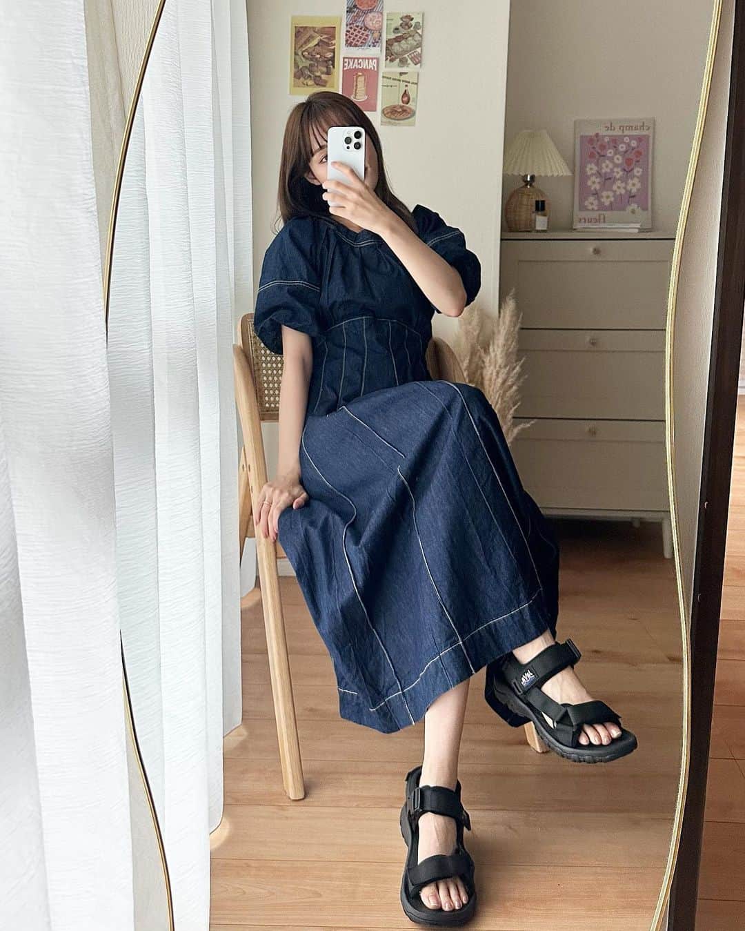 磯田 ひかる(Hikaru Isoda) さんのインスタグラム写真 - (磯田 ひかる(Hikaru Isoda) Instagram)「こんばんは☺️🤍 今日はこのあと22:00からインスタライブやるので見に来てね🫶  この日はとっても暑かったので少し気が早いけどノースリワンピを！（カーデを持っていった🙂）  ワンピ×スポサンコーデは夏の定番♡歩いても疲れなくて書かせないアイテムです👌🏻 ̖́-‬  【着用アイテム】 Dress @grl_official  ウエスバックトリボンフレアワンピース[k9107c]  B カラー :ブラック サイズ :S 価格 :¥2,699(税込)  Shoes @classicalelf_official   フラットベルクロスポーツサンダル ストラップあり ブラック ¥2,999税込  Bag @paris64world   ------------------------------ picaru：162cm / 骨格ウェーブ 1st ブライトスプリング 2nd ブライトサマー  大人可愛いスタイルアップコーデ ヘアメイクを合わせた トータルスタイリングを提案🤍  不定期にストーリーで ファッションお悩み相談募集中🥰 ------------------------------  他の投稿を見る→【@picaruuu】」5月20日 21時29分 - picaruuu