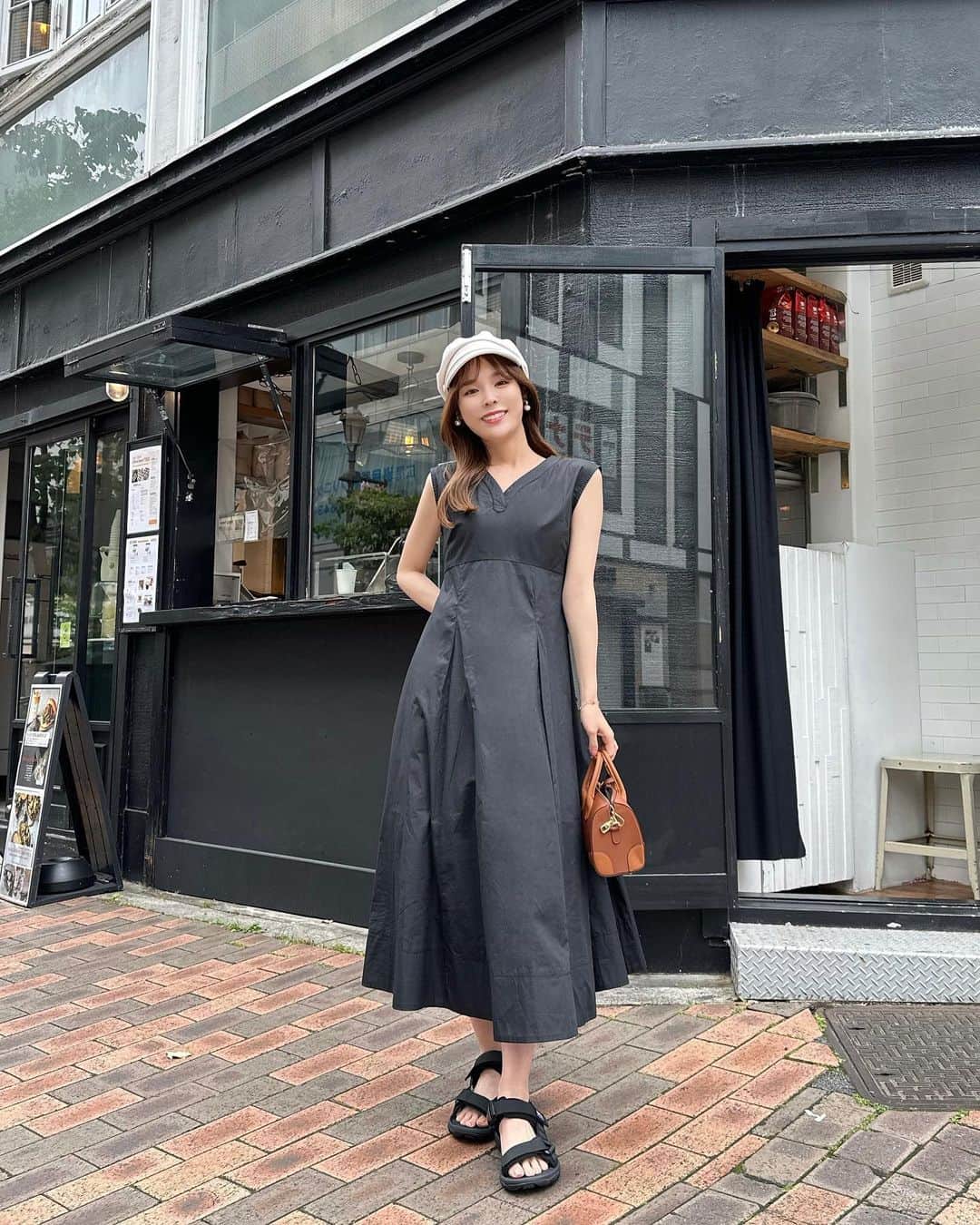 磯田 ひかる(Hikaru Isoda) さんのインスタグラム写真 - (磯田 ひかる(Hikaru Isoda) Instagram)「こんばんは☺️🤍 今日はこのあと22:00からインスタライブやるので見に来てね🫶  この日はとっても暑かったので少し気が早いけどノースリワンピを！（カーデを持っていった🙂）  ワンピ×スポサンコーデは夏の定番♡歩いても疲れなくて書かせないアイテムです👌🏻 ̖́-‬  【着用アイテム】 Dress @grl_official  ウエスバックトリボンフレアワンピース[k9107c]  B カラー :ブラック サイズ :S 価格 :¥2,699(税込)  Shoes @classicalelf_official   フラットベルクロスポーツサンダル ストラップあり ブラック ¥2,999税込  Bag @paris64world   ------------------------------ picaru：162cm / 骨格ウェーブ 1st ブライトスプリング 2nd ブライトサマー  大人可愛いスタイルアップコーデ ヘアメイクを合わせた トータルスタイリングを提案🤍  不定期にストーリーで ファッションお悩み相談募集中🥰 ------------------------------  他の投稿を見る→【@picaruuu】」5月20日 21時29分 - picaruuu