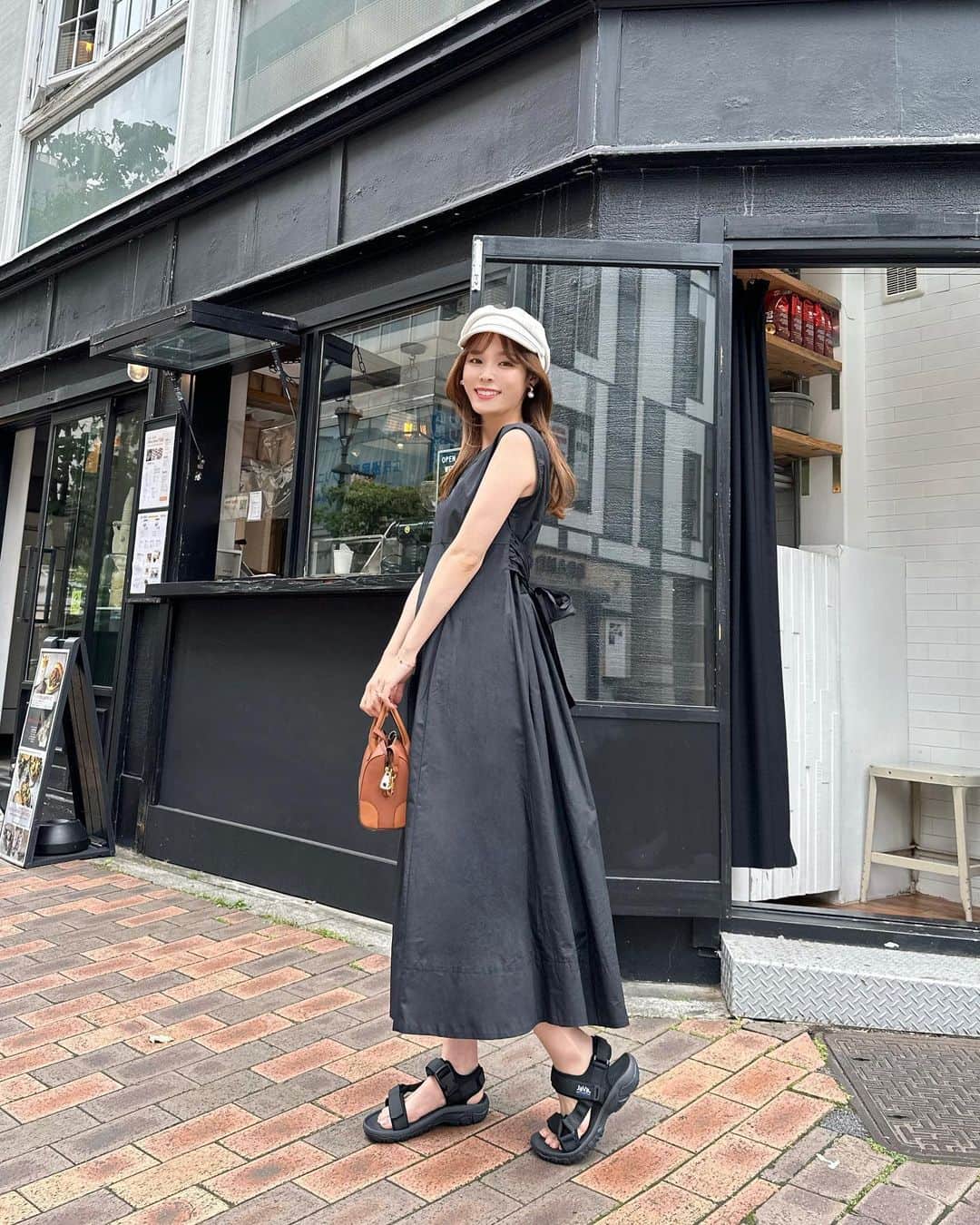 磯田 ひかる(Hikaru Isoda) さんのインスタグラム写真 - (磯田 ひかる(Hikaru Isoda) Instagram)「こんばんは☺️🤍 今日はこのあと22:00からインスタライブやるので見に来てね🫶  この日はとっても暑かったので少し気が早いけどノースリワンピを！（カーデを持っていった🙂）  ワンピ×スポサンコーデは夏の定番♡歩いても疲れなくて書かせないアイテムです👌🏻 ̖́-‬  【着用アイテム】 Dress @grl_official  ウエスバックトリボンフレアワンピース[k9107c]  B カラー :ブラック サイズ :S 価格 :¥2,699(税込)  Shoes @classicalelf_official   フラットベルクロスポーツサンダル ストラップあり ブラック ¥2,999税込  Bag @paris64world   ------------------------------ picaru：162cm / 骨格ウェーブ 1st ブライトスプリング 2nd ブライトサマー  大人可愛いスタイルアップコーデ ヘアメイクを合わせた トータルスタイリングを提案🤍  不定期にストーリーで ファッションお悩み相談募集中🥰 ------------------------------  他の投稿を見る→【@picaruuu】」5月20日 21時29分 - picaruuu