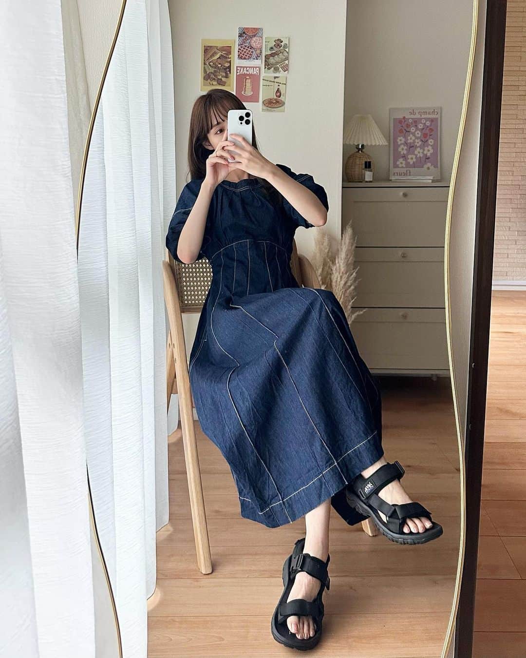 磯田 ひかる(Hikaru Isoda) さんのインスタグラム写真 - (磯田 ひかる(Hikaru Isoda) Instagram)「こんばんは☺️🤍 今日はこのあと22:00からインスタライブやるので見に来てね🫶  この日はとっても暑かったので少し気が早いけどノースリワンピを！（カーデを持っていった🙂）  ワンピ×スポサンコーデは夏の定番♡歩いても疲れなくて書かせないアイテムです👌🏻 ̖́-‬  【着用アイテム】 Dress @grl_official  ウエスバックトリボンフレアワンピース[k9107c]  B カラー :ブラック サイズ :S 価格 :¥2,699(税込)  Shoes @classicalelf_official   フラットベルクロスポーツサンダル ストラップあり ブラック ¥2,999税込  Bag @paris64world   ------------------------------ picaru：162cm / 骨格ウェーブ 1st ブライトスプリング 2nd ブライトサマー  大人可愛いスタイルアップコーデ ヘアメイクを合わせた トータルスタイリングを提案🤍  不定期にストーリーで ファッションお悩み相談募集中🥰 ------------------------------  他の投稿を見る→【@picaruuu】」5月20日 21時29分 - picaruuu