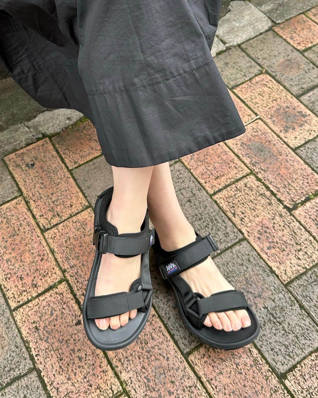 磯田 ひかる(Hikaru Isoda) さんのインスタグラム写真 - (磯田 ひかる(Hikaru Isoda) Instagram)「こんばんは☺️🤍 今日はこのあと22:00からインスタライブやるので見に来てね🫶  この日はとっても暑かったので少し気が早いけどノースリワンピを！（カーデを持っていった🙂）  ワンピ×スポサンコーデは夏の定番♡歩いても疲れなくて書かせないアイテムです👌🏻 ̖́-‬  【着用アイテム】 Dress @grl_official  ウエスバックトリボンフレアワンピース[k9107c]  B カラー :ブラック サイズ :S 価格 :¥2,699(税込)  Shoes @classicalelf_official   フラットベルクロスポーツサンダル ストラップあり ブラック ¥2,999税込  Bag @paris64world   ------------------------------ picaru：162cm / 骨格ウェーブ 1st ブライトスプリング 2nd ブライトサマー  大人可愛いスタイルアップコーデ ヘアメイクを合わせた トータルスタイリングを提案🤍  不定期にストーリーで ファッションお悩み相談募集中🥰 ------------------------------  他の投稿を見る→【@picaruuu】」5月20日 21時29分 - picaruuu